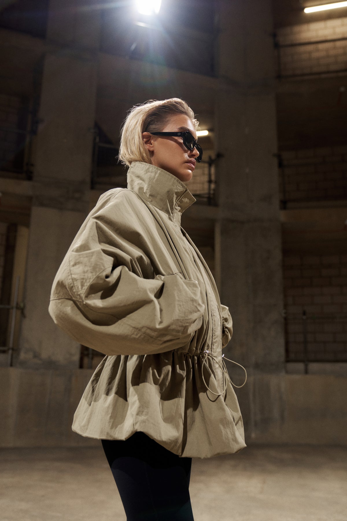 CINCHED WAIST FUNNEL NECK PADDED JACKET - KHAKI