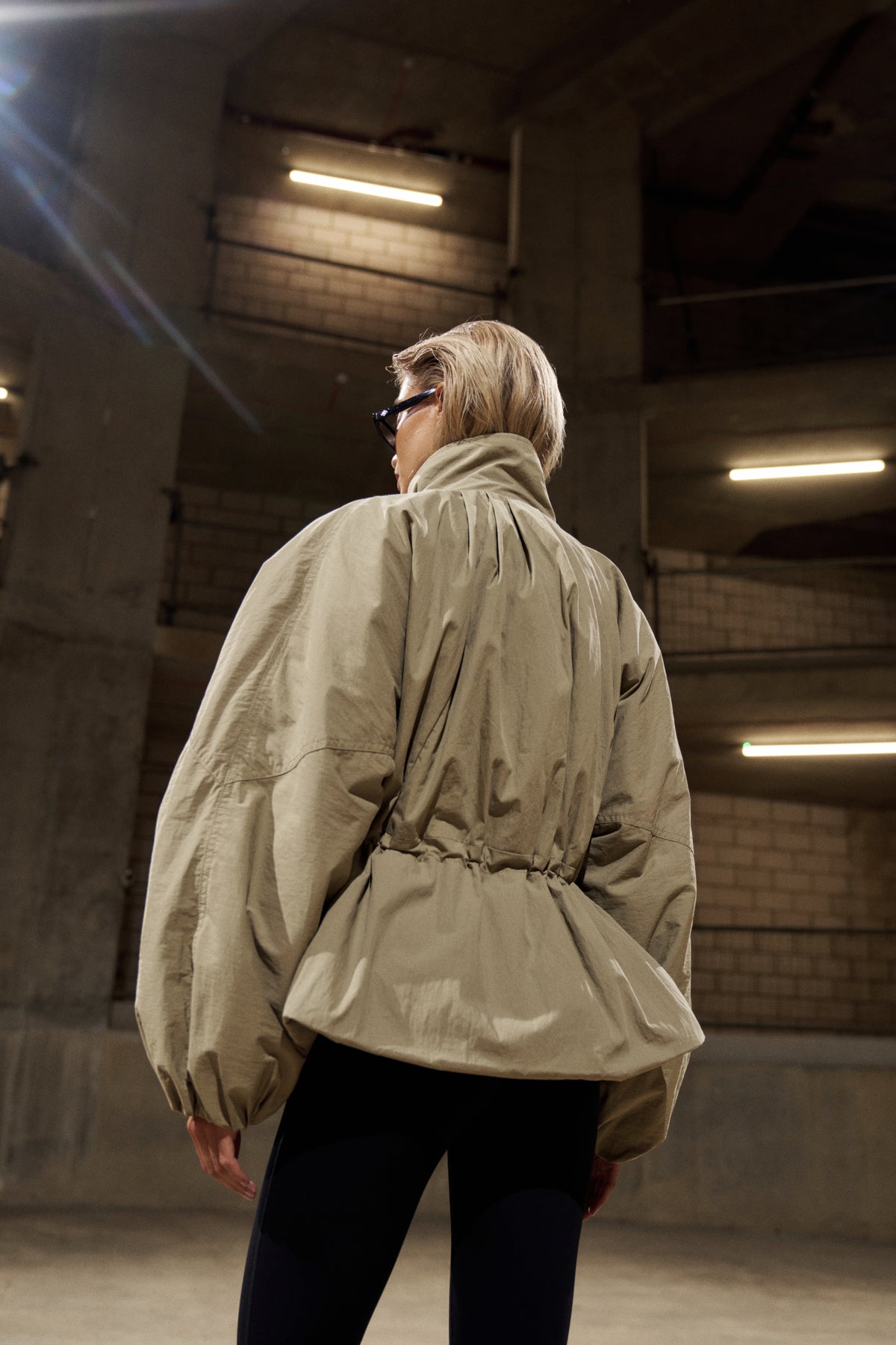 CINCHED WAIST FUNNEL NECK PADDED JACKET - KHAKI