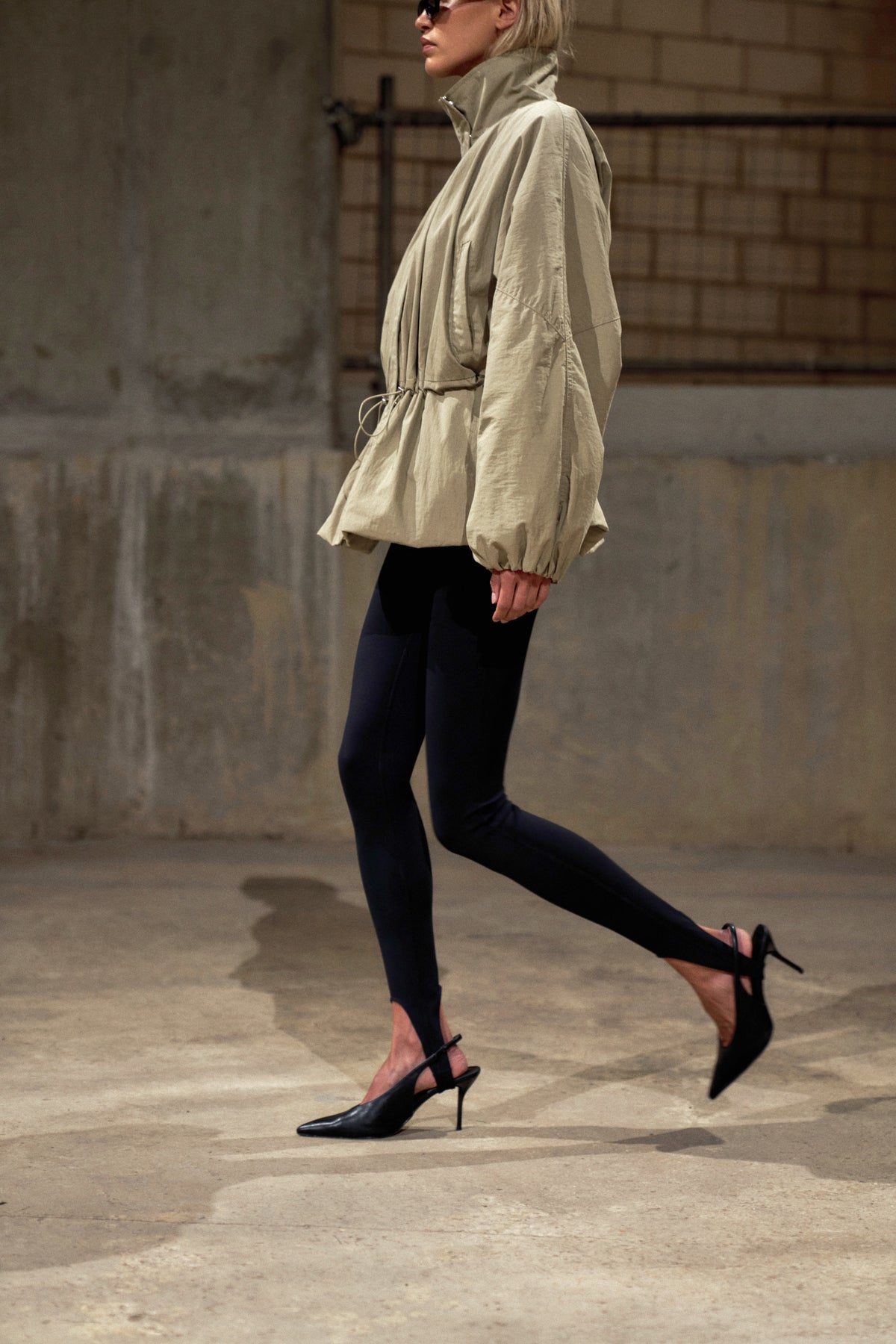 SCULPTING STRETCH STIRRUP LEGGINGS - BLACK