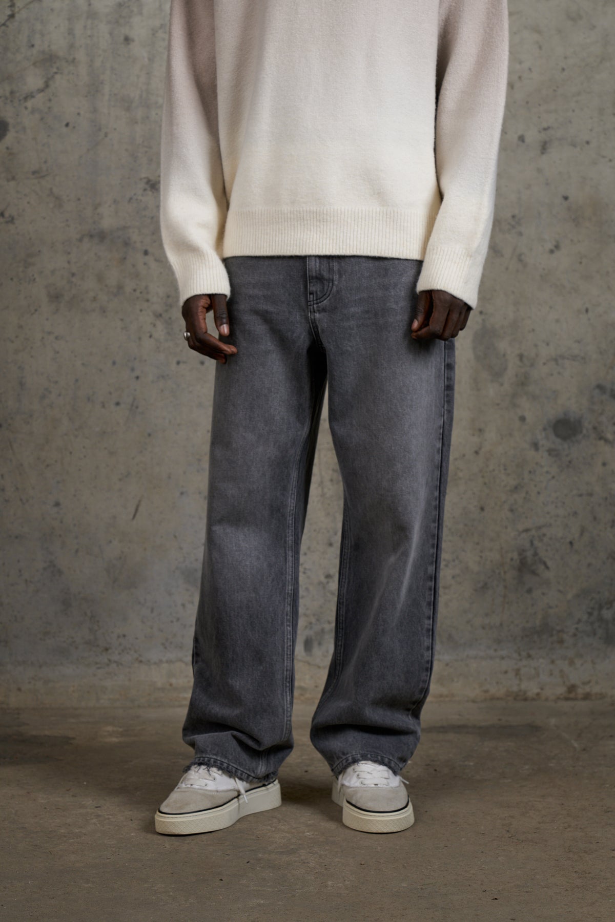 RELAXED STRAIGHT FIT JEAN - WASHED GREY