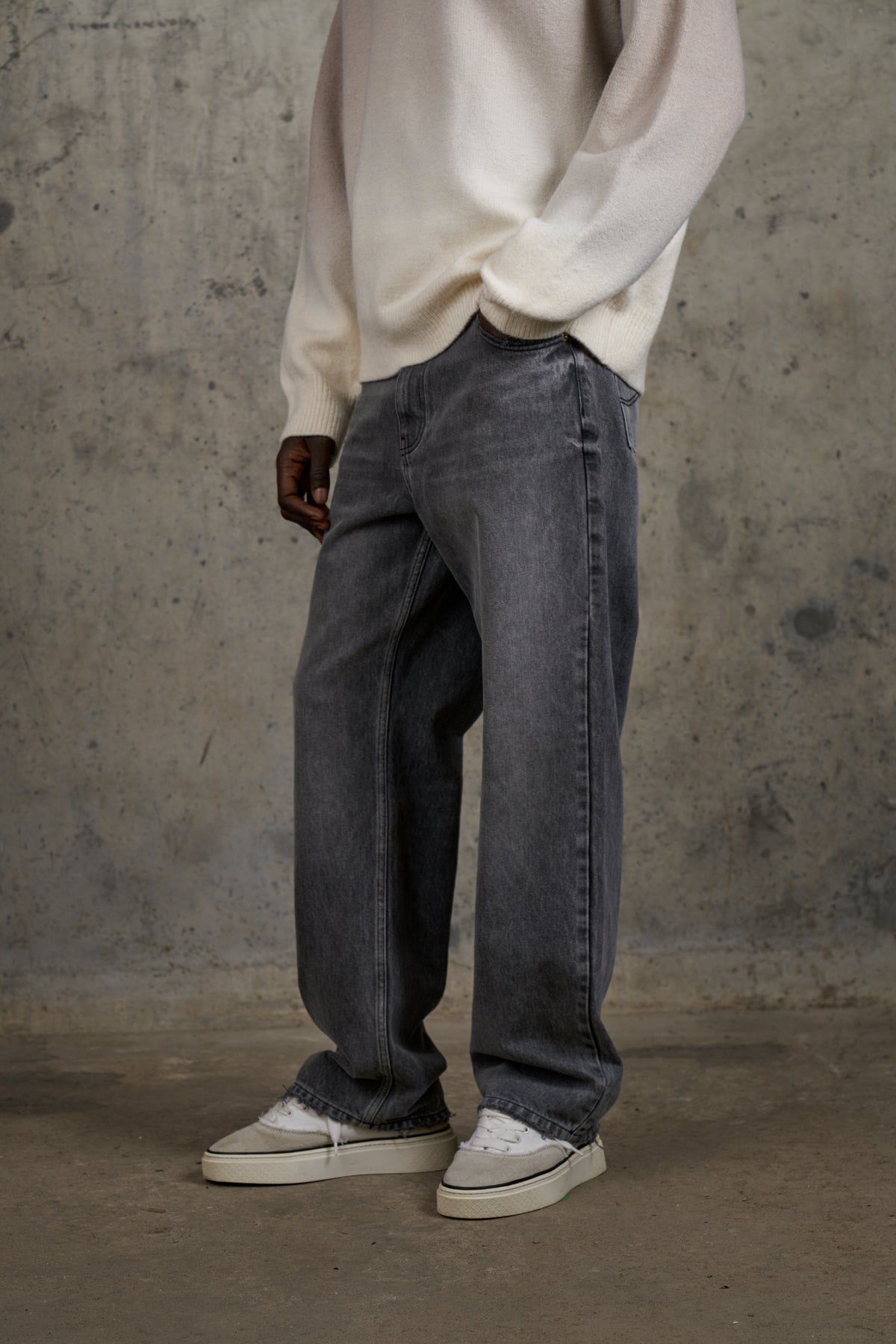 RELAXED STRAIGHT FIT JEAN - WASHED GREY