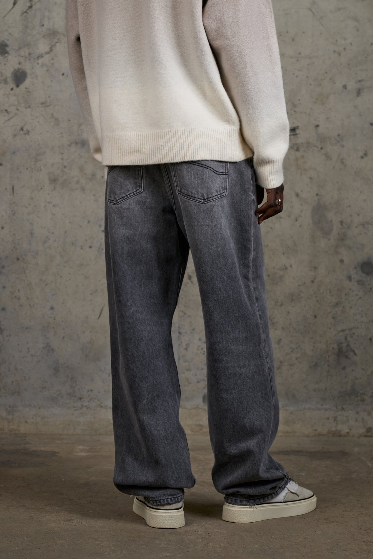 RELAXED STRAIGHT FIT JEAN - WASHED GREY