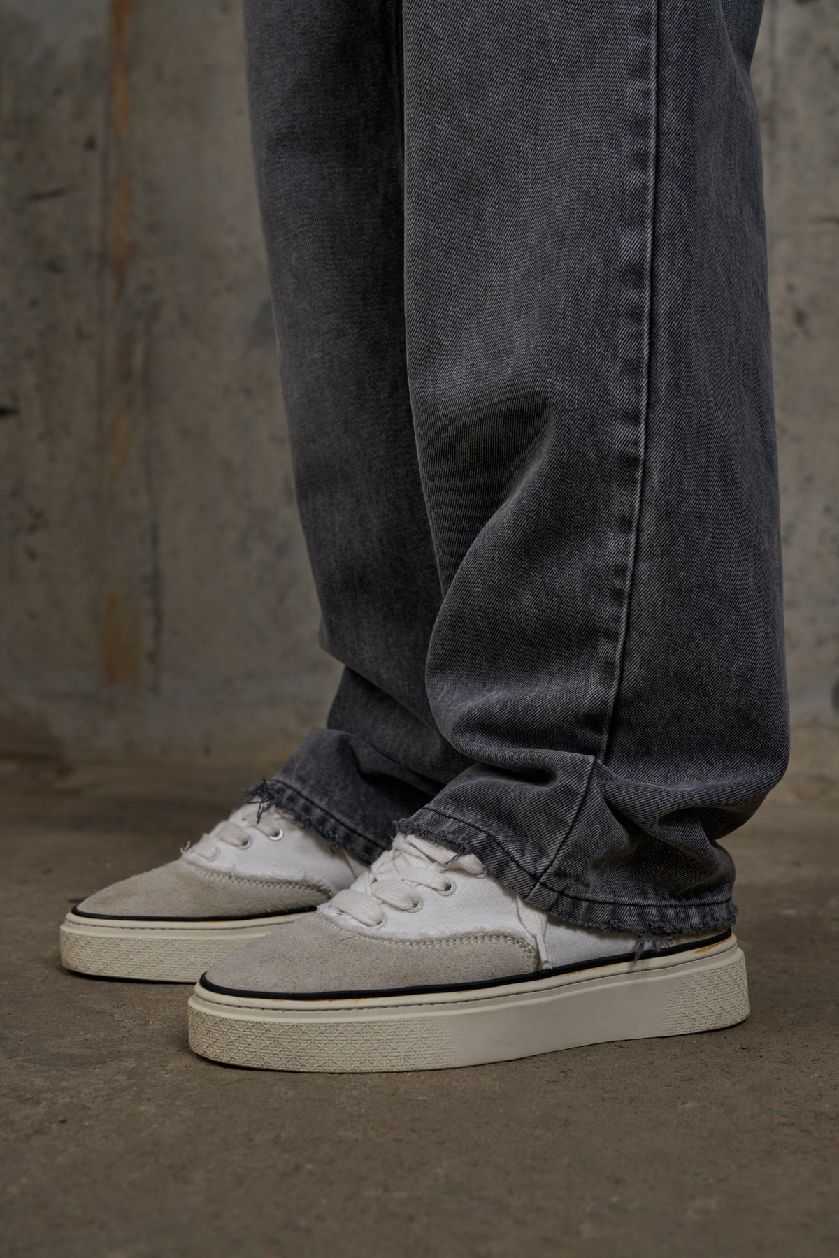 RELAXED STRAIGHT FIT JEAN - WASHED GREY