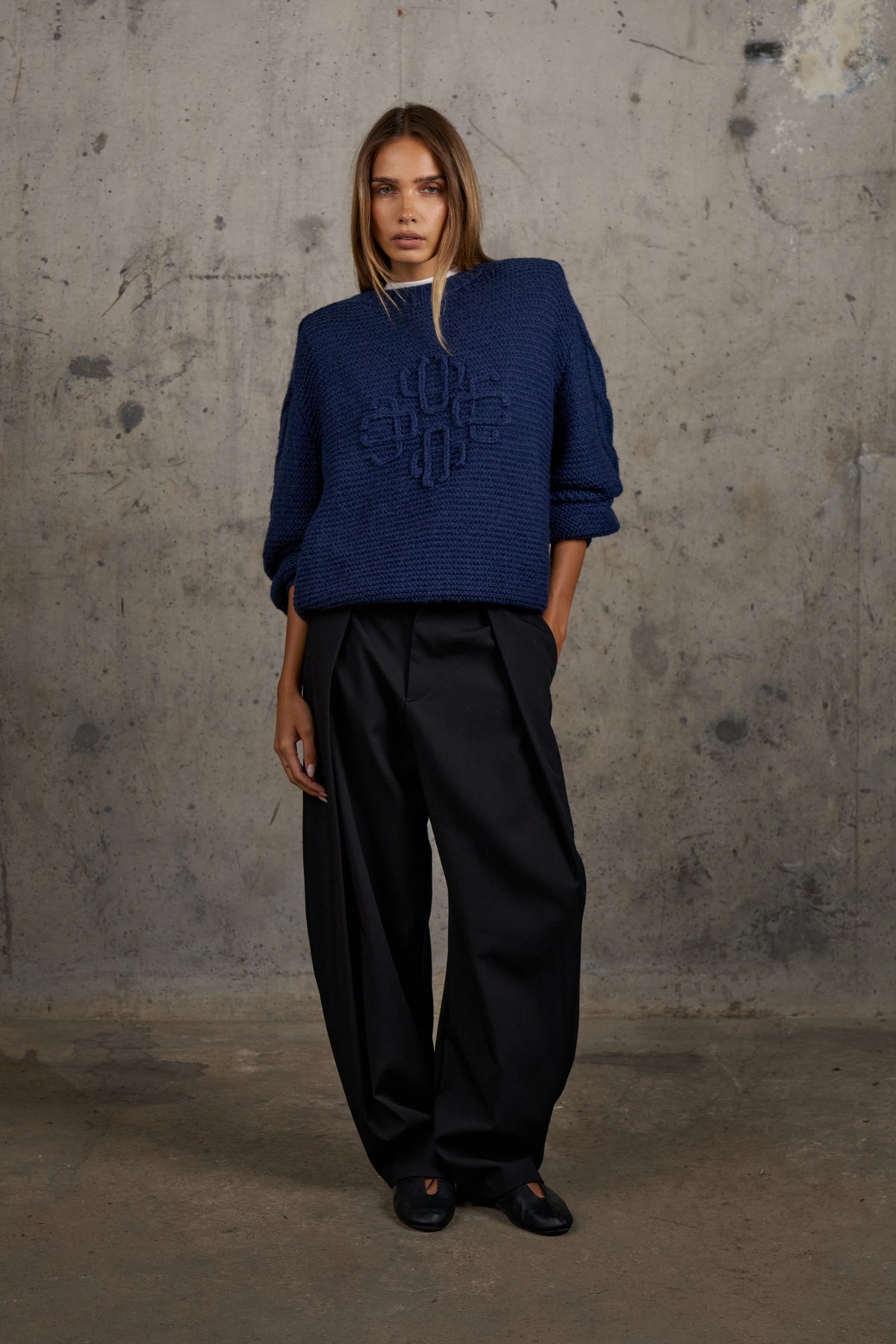 EMBLEM LOOSE KNIT OVERSIZED CREW - DARK NAVY