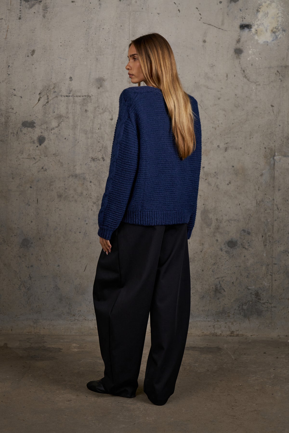 EMBLEM LOOSE KNIT OVERSIZED CREW - DARK NAVY