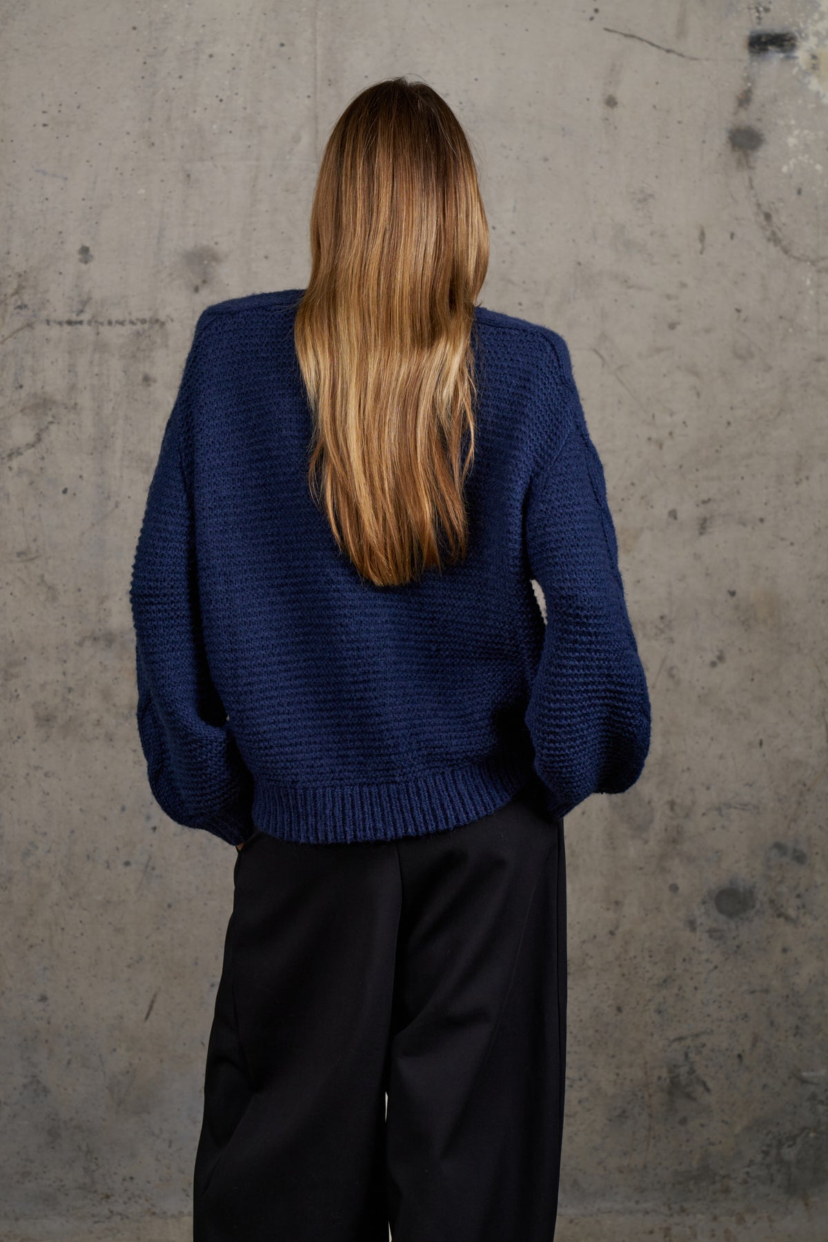 EMBLEM LOOSE KNIT OVERSIZED CREW - DARK NAVY