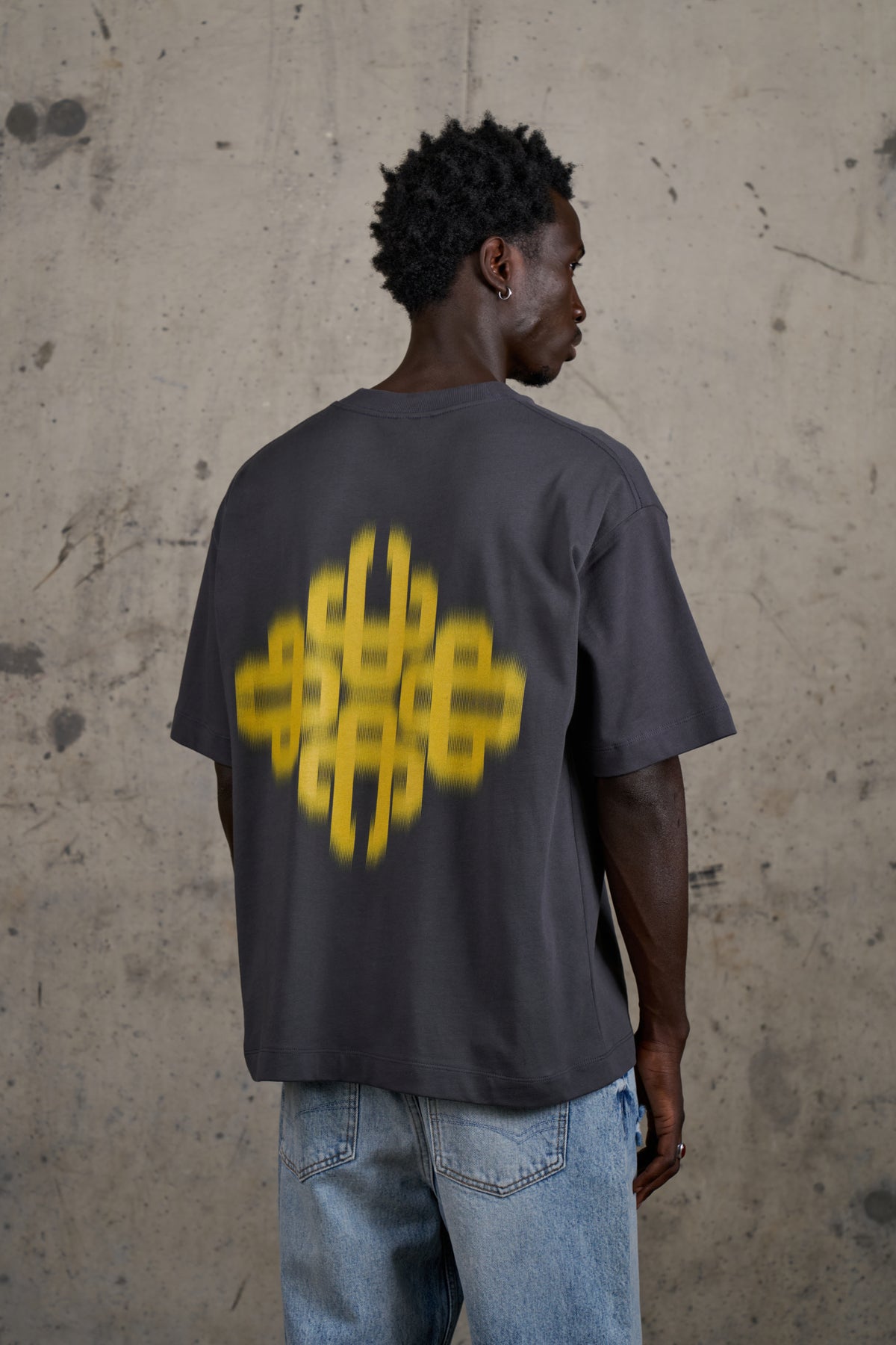 MOTION BLURRED EMBLEM T-SHIRT - CHARCOAL/YELLOW