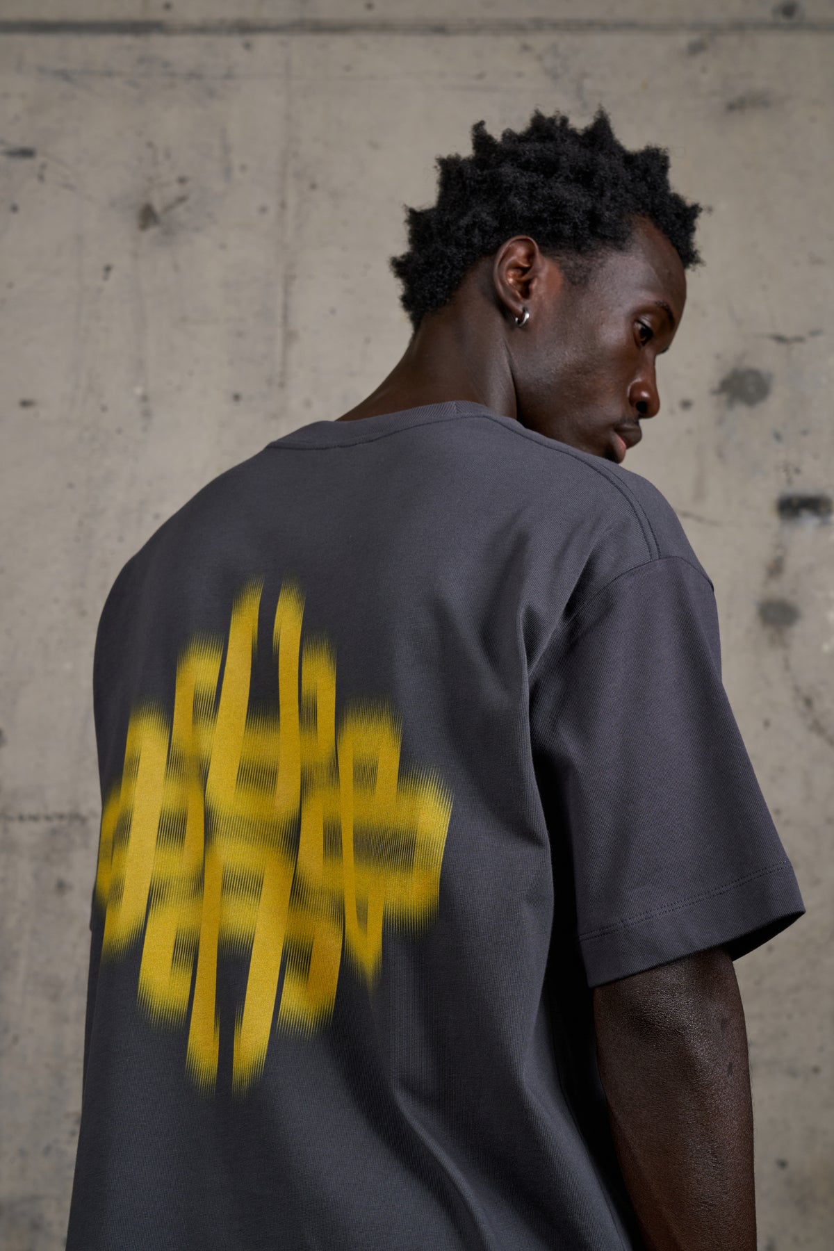 MOTION BLURRED EMBLEM T-SHIRT - CHARCOAL/YELLOW