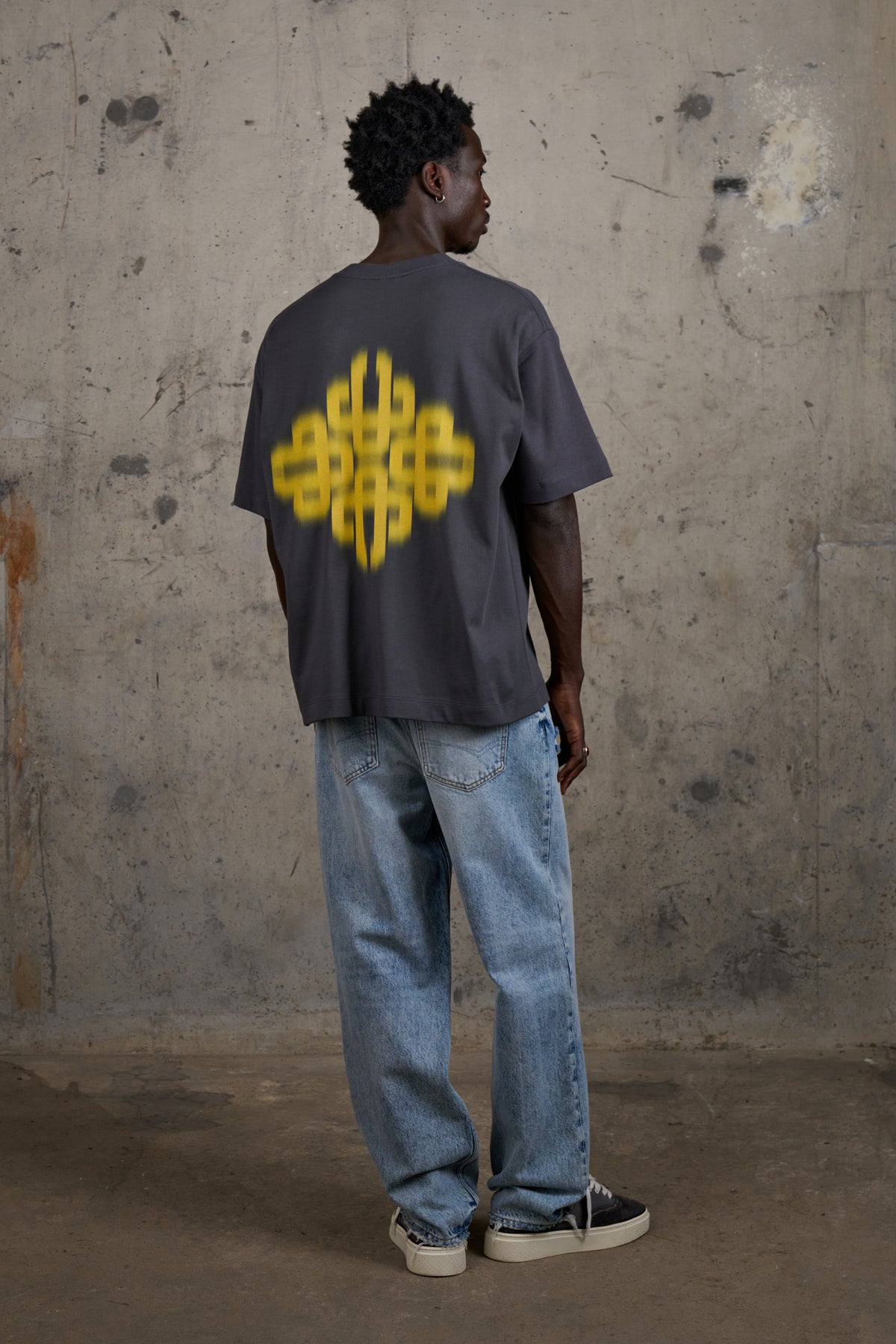 MOTION BLURRED EMBLEM T-SHIRT - CHARCOAL/YELLOW