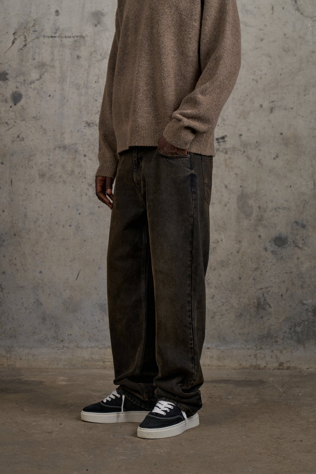 RELAXED STRAIGHT FIT JEAN - WASHED BROWN