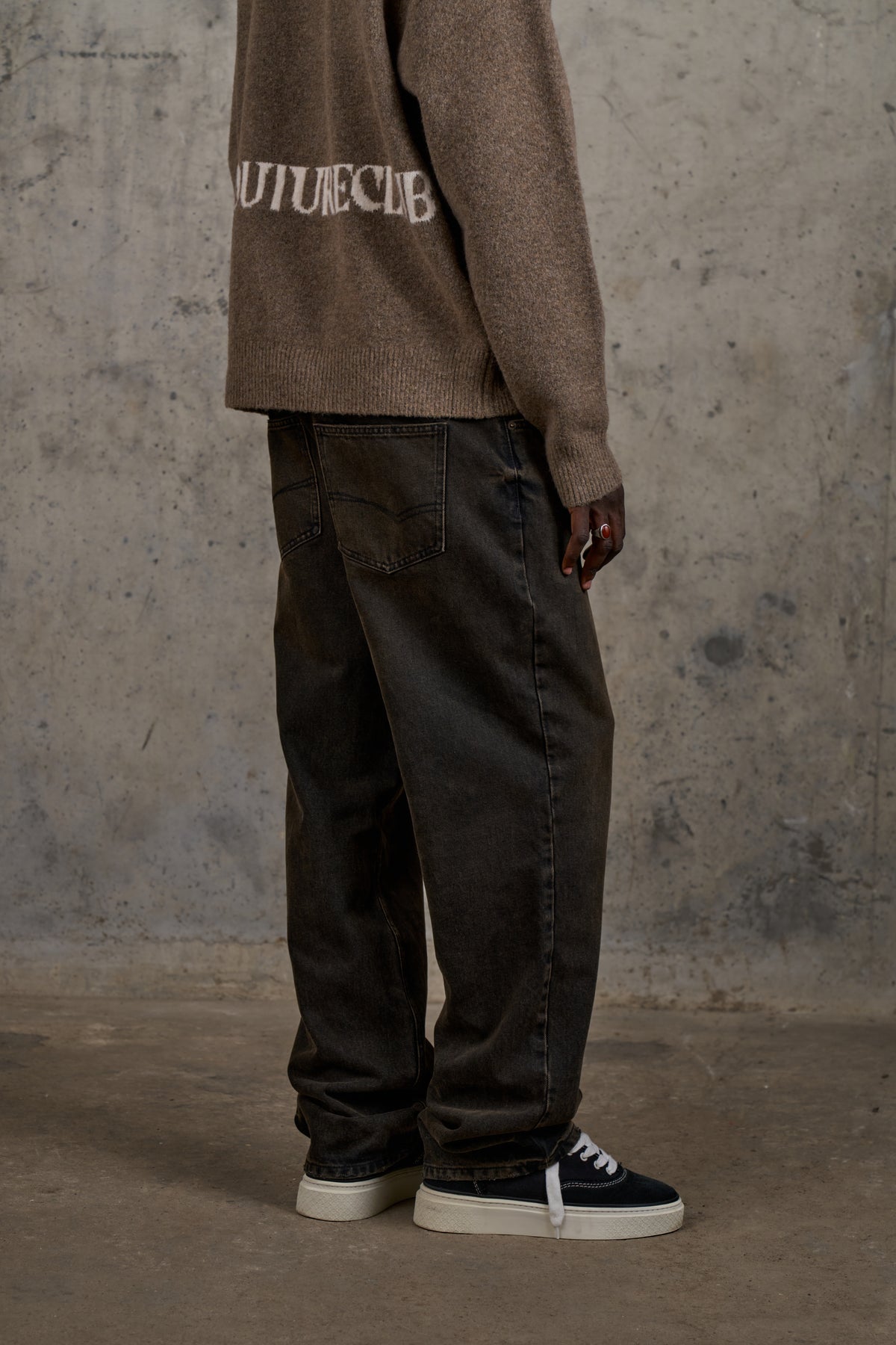 RELAXED STRAIGHT FIT JEAN - WASHED BROWN