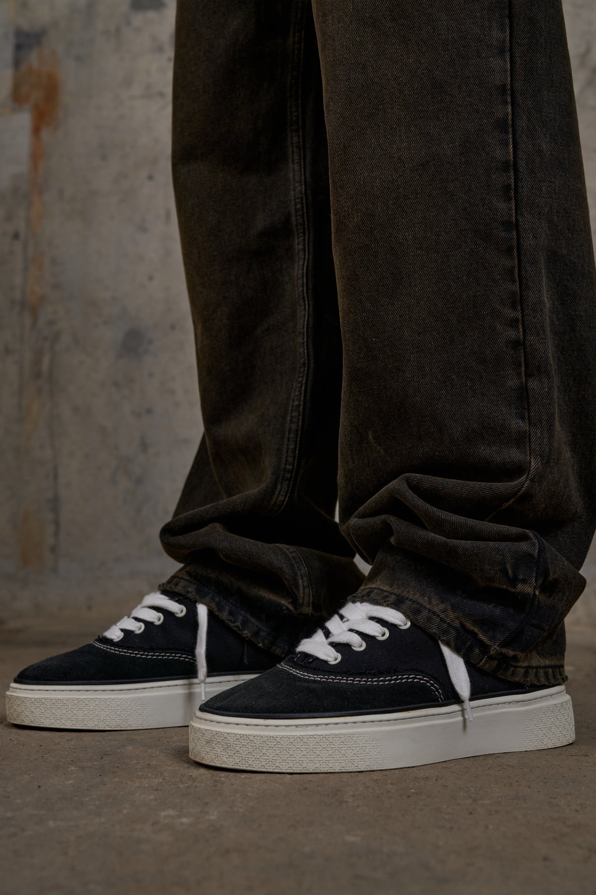 RELAXED STRAIGHT FIT JEAN - WASHED BROWN