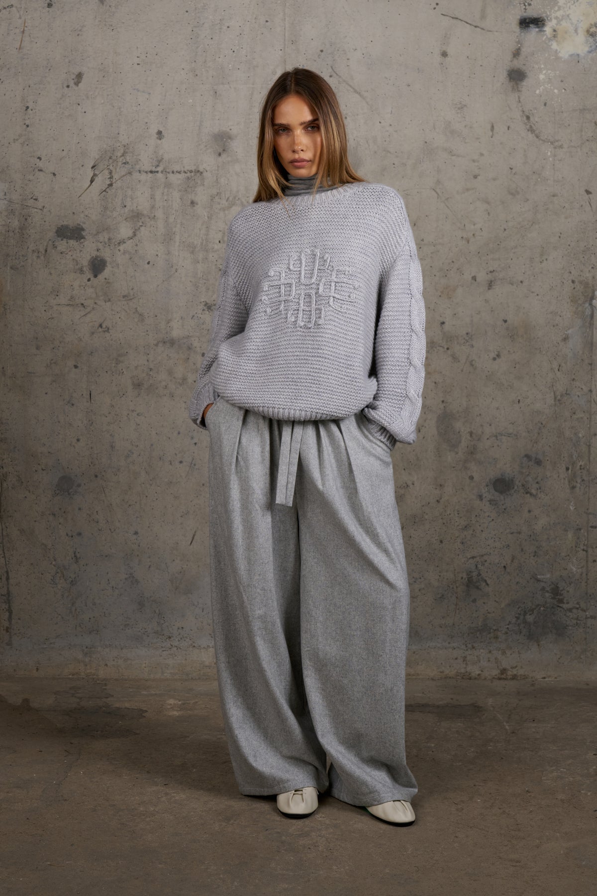 EMBLEM LOOSE KNIT OVERSIZED CREW - LIGHT GREY