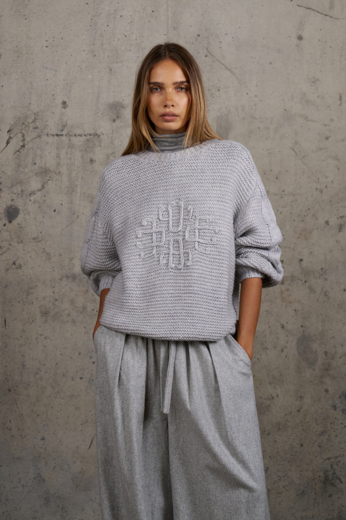 EMBLEM LOOSE KNIT OVERSIZED CREW - LIGHT GREY
