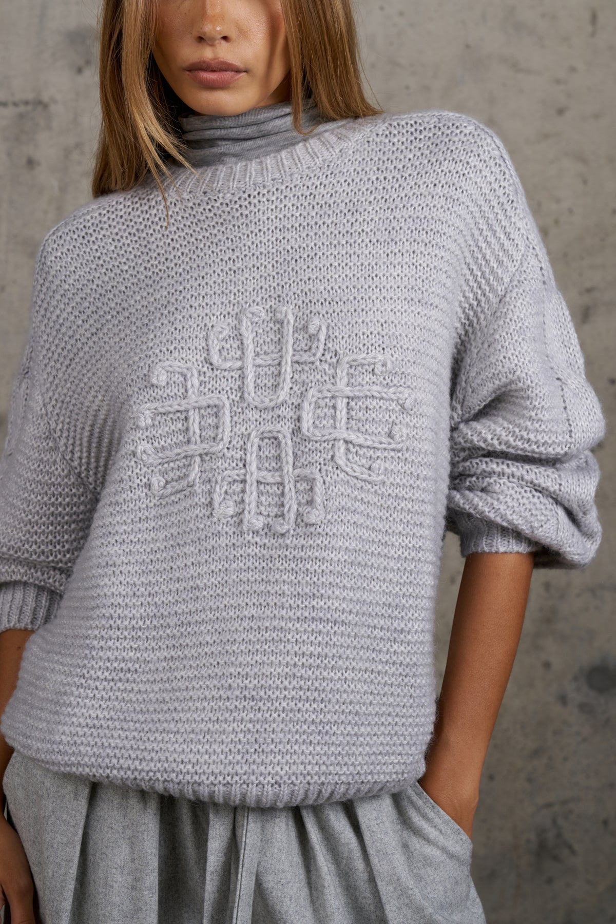 EMBLEM LOOSE KNIT OVERSIZED CREW - LIGHT GREY