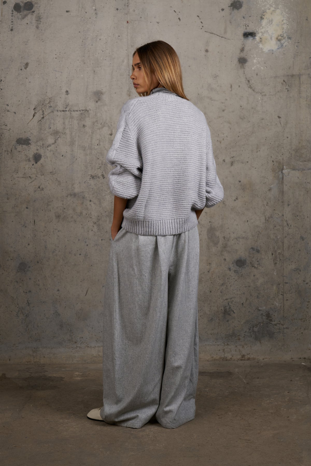 EMBLEM LOOSE KNIT OVERSIZED CREW - LIGHT GREY