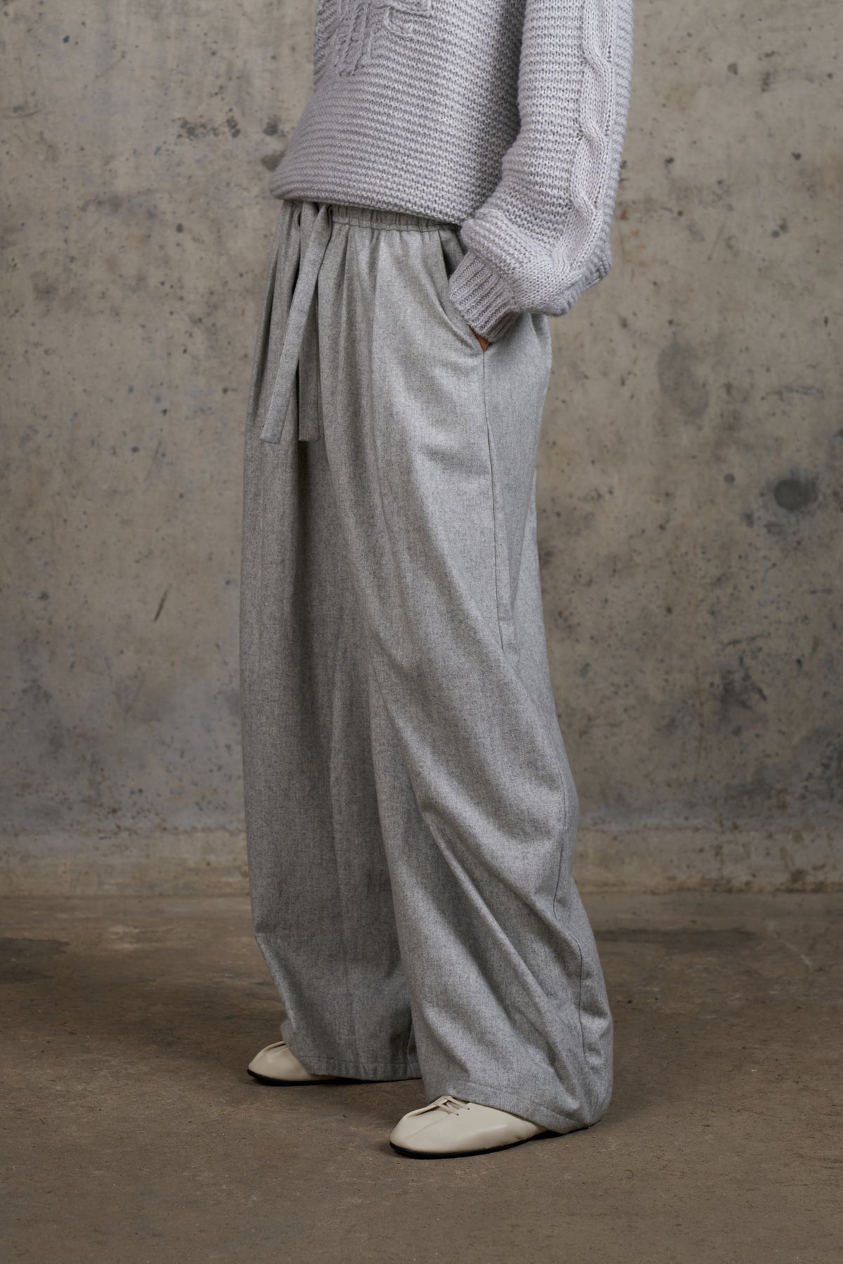 WOOL DRAWSTRING BARREL TROUSERS - GREY