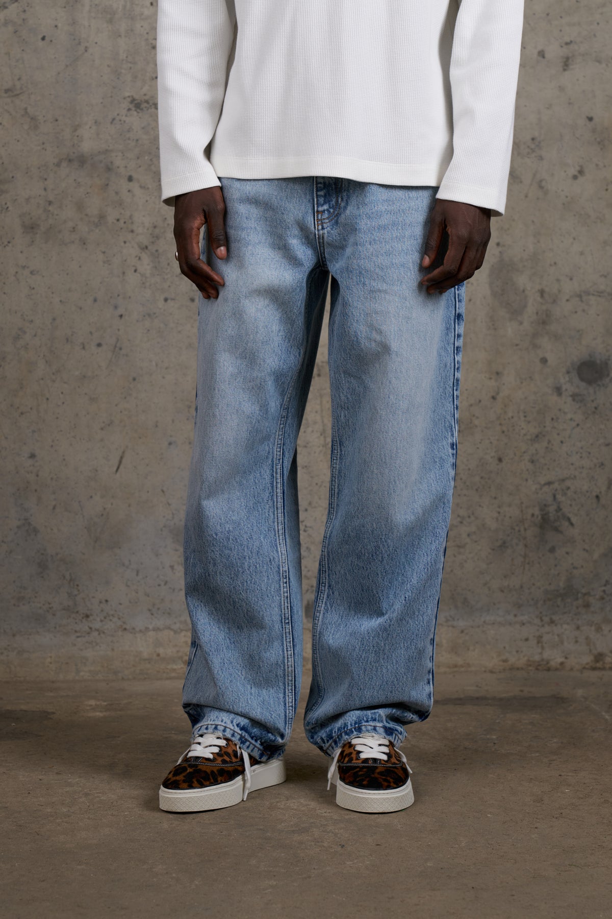 RELAXED STRAIGHT FIT JEAN - LIGHT WASH