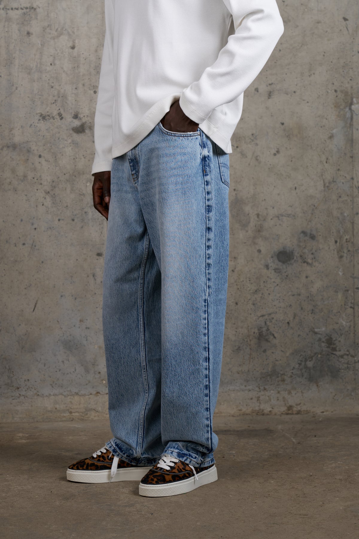 RELAXED STRAIGHT FIT JEAN - LIGHT WASH