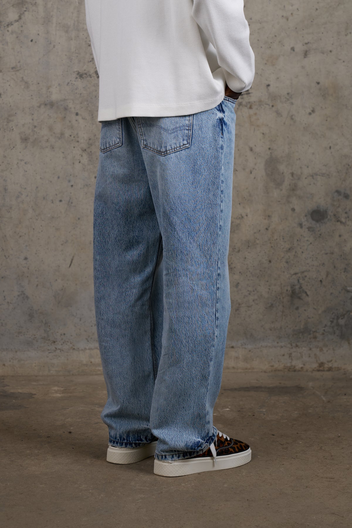 RELAXED STRAIGHT FIT JEAN - LIGHT WASH