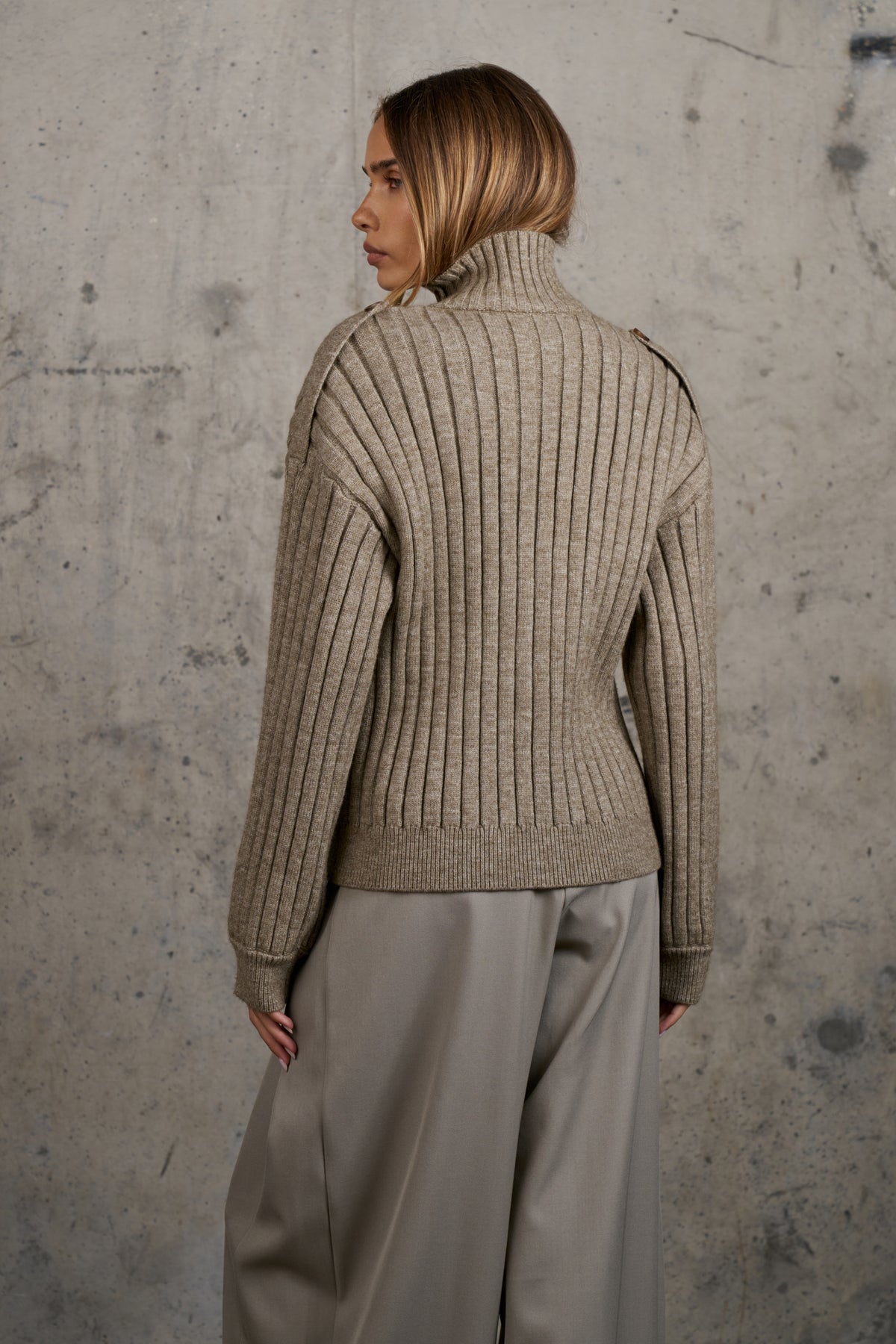 RIB KNIT FUNNEL NECK - BROWN MARL