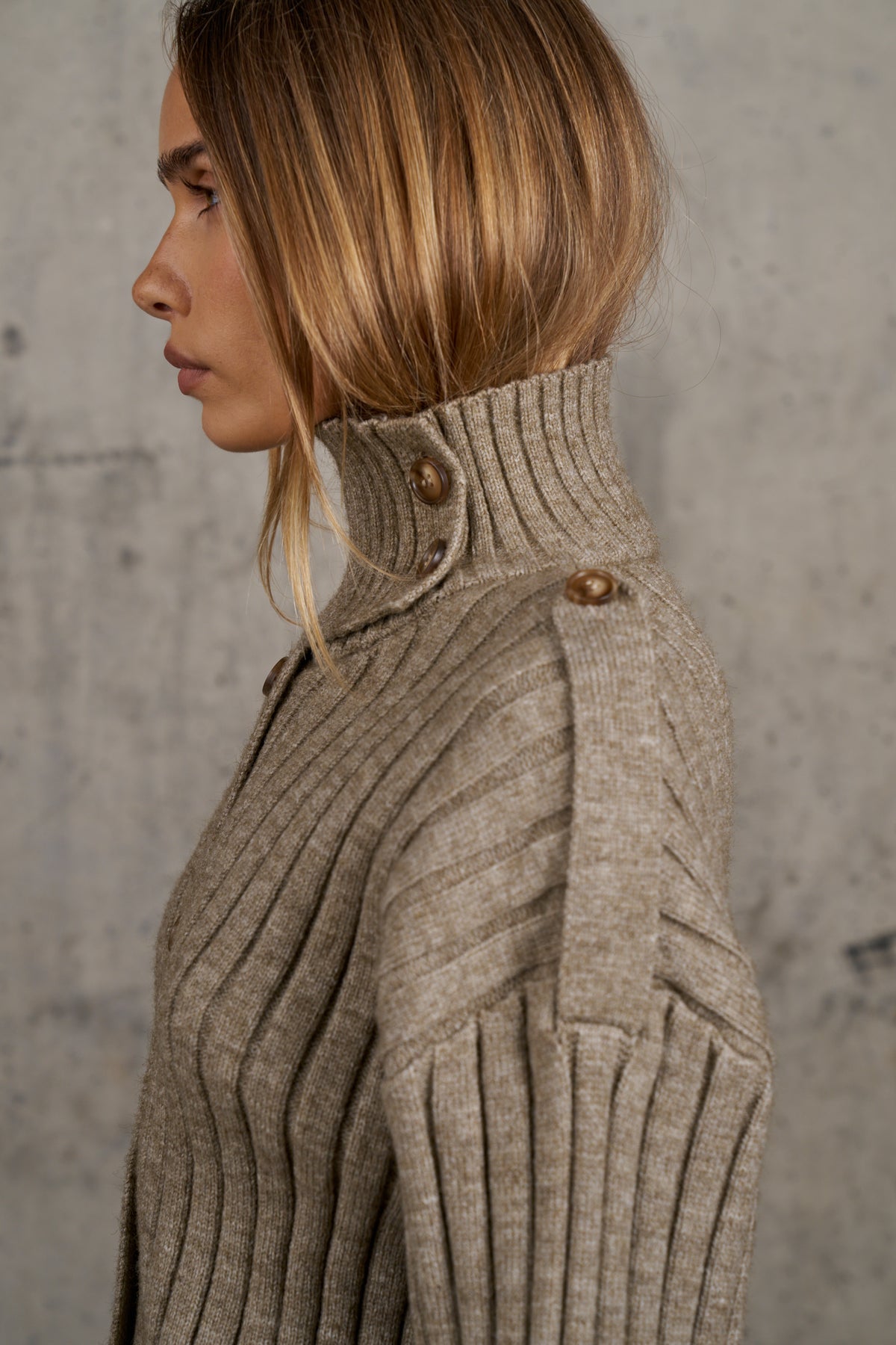 RIB KNIT FUNNEL NECK - BROWN MARL