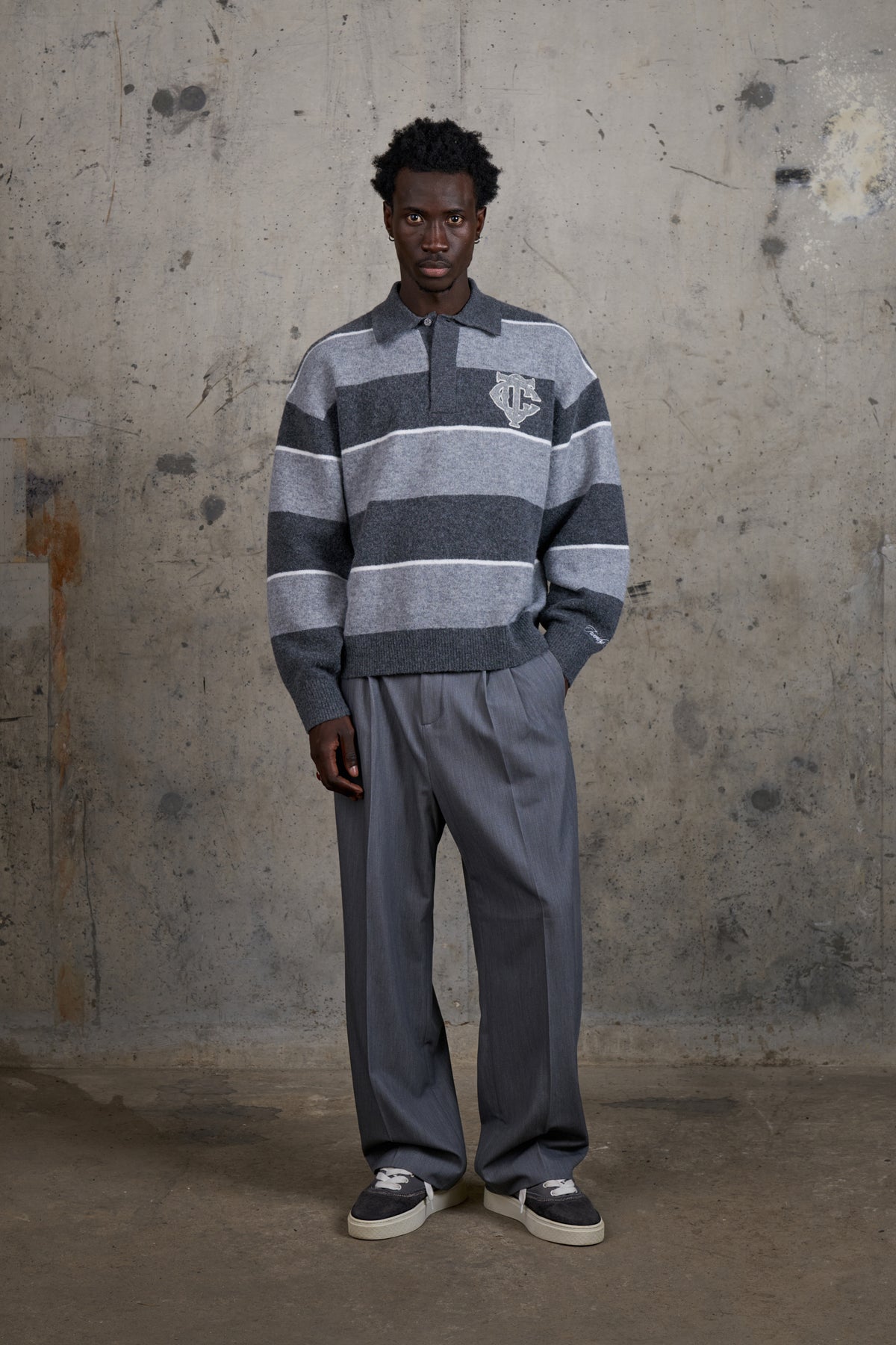 STRIPED MONOGRAM BADGE KNIT CREW - CHARCOAL