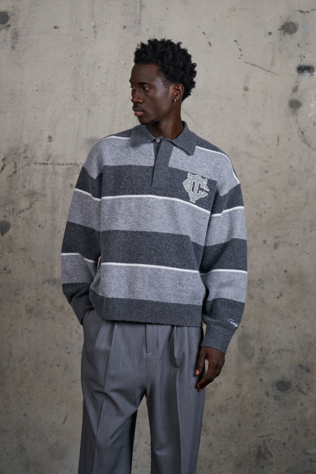 STRIPED MONOGRAM BADGE KNIT CREW - CHARCOAL
