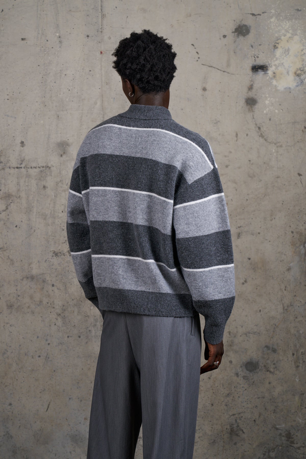 STRIPED MONOGRAM BADGE KNIT CREW - CHARCOAL