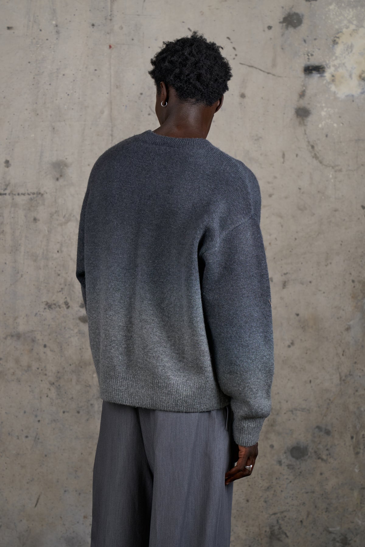 OMBRE KNITTED EMBROIDERY CREW - BLACK