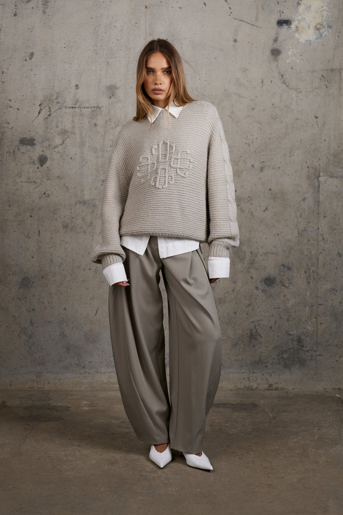 EMBLEM LOOSE KNIT OVERSIZED CREW - BEIGE