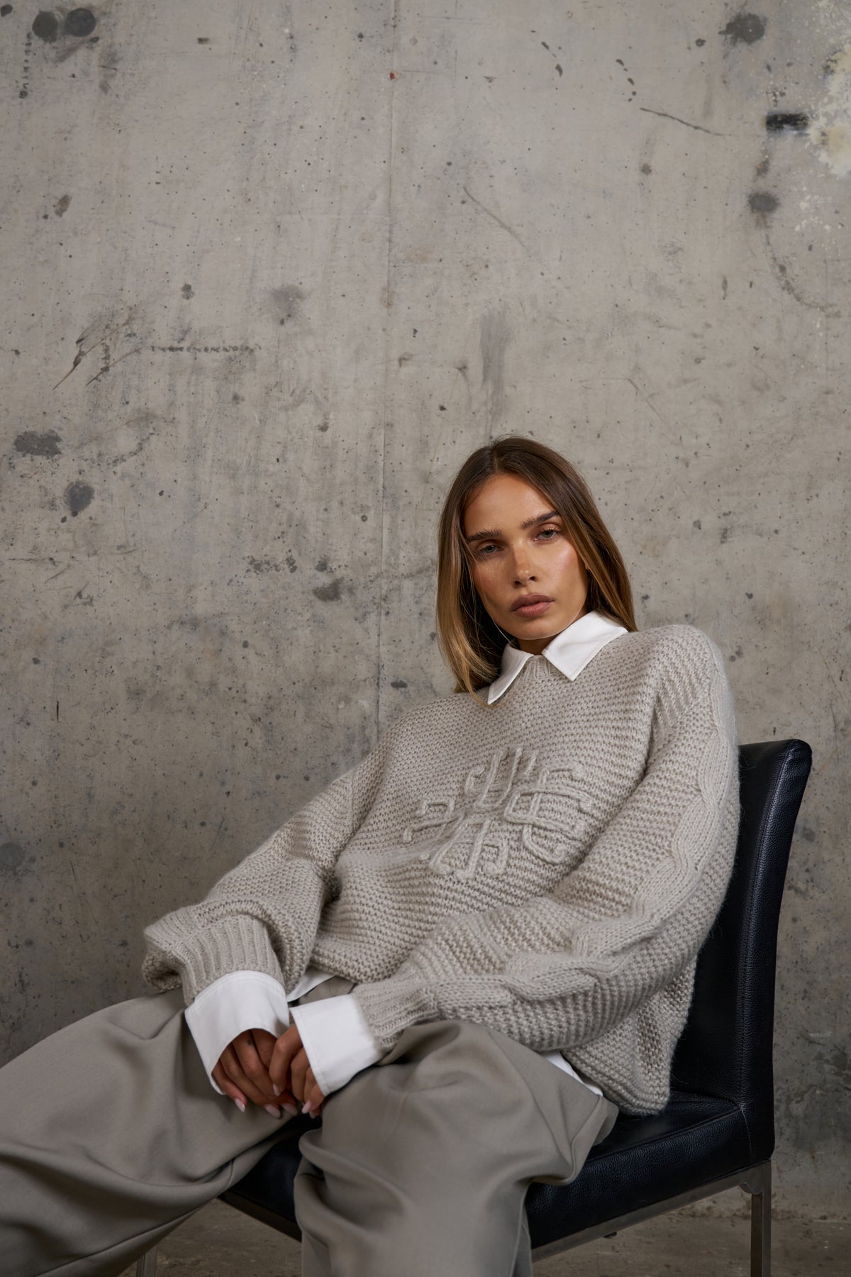 EMBLEM LOOSE KNIT OVERSIZED CREW - BEIGE
