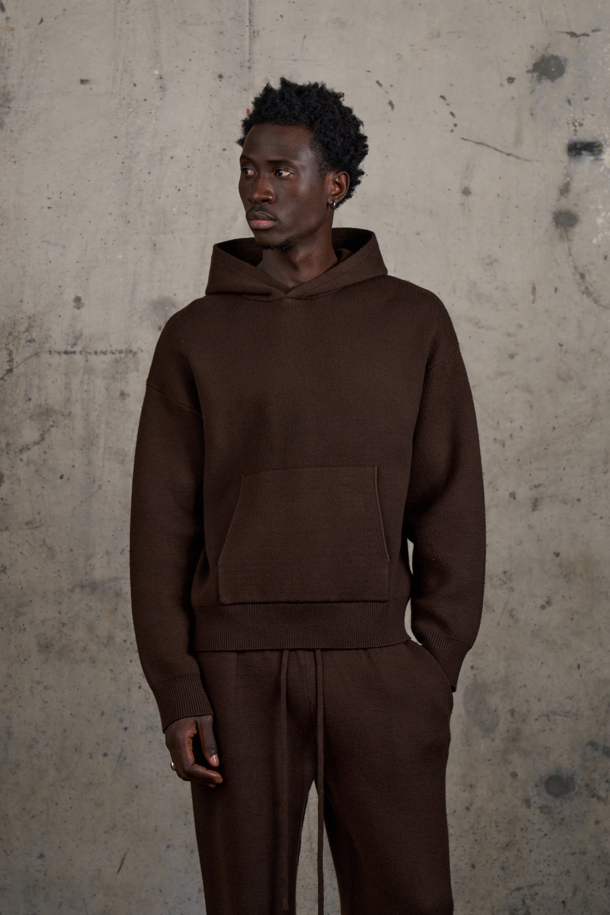 COMPACT KNIT COPYRIGHT HOODIE - BROWN
