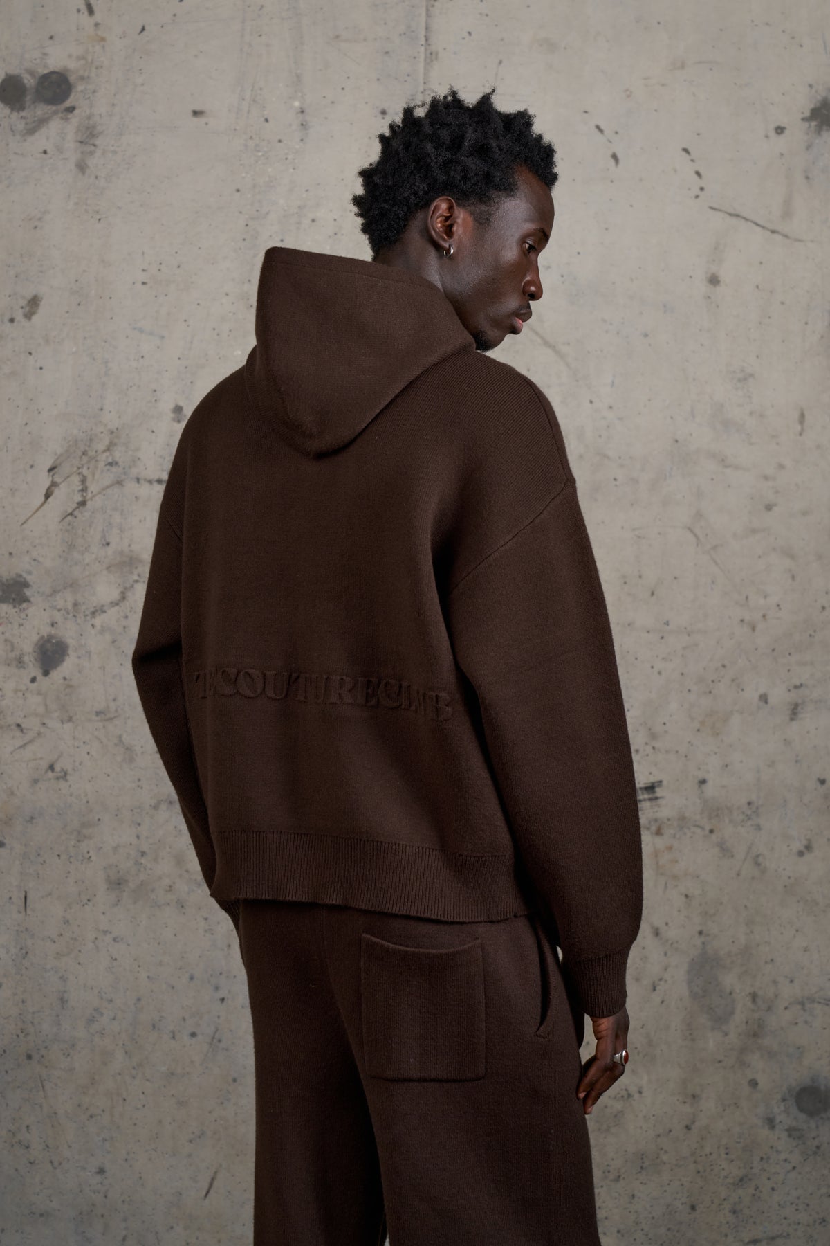 COMPACT KNIT COPYRIGHT HOODIE - BROWN