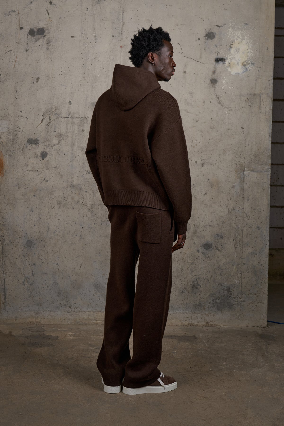 COMPACT KNIT COPYRIGHT HOODIE - BROWN