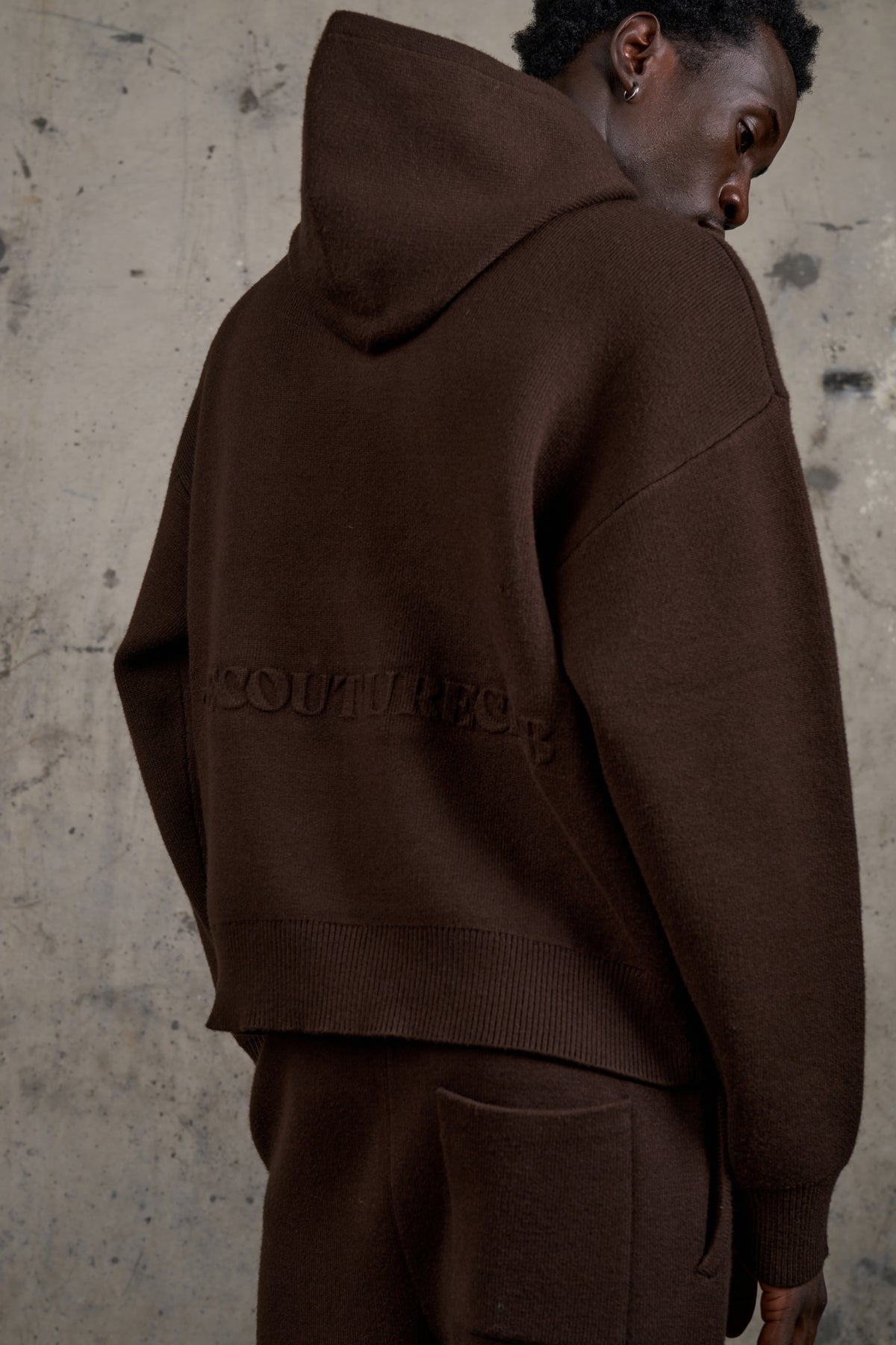 COMPACT KNIT COPYRIGHT HOODIE - BROWN
