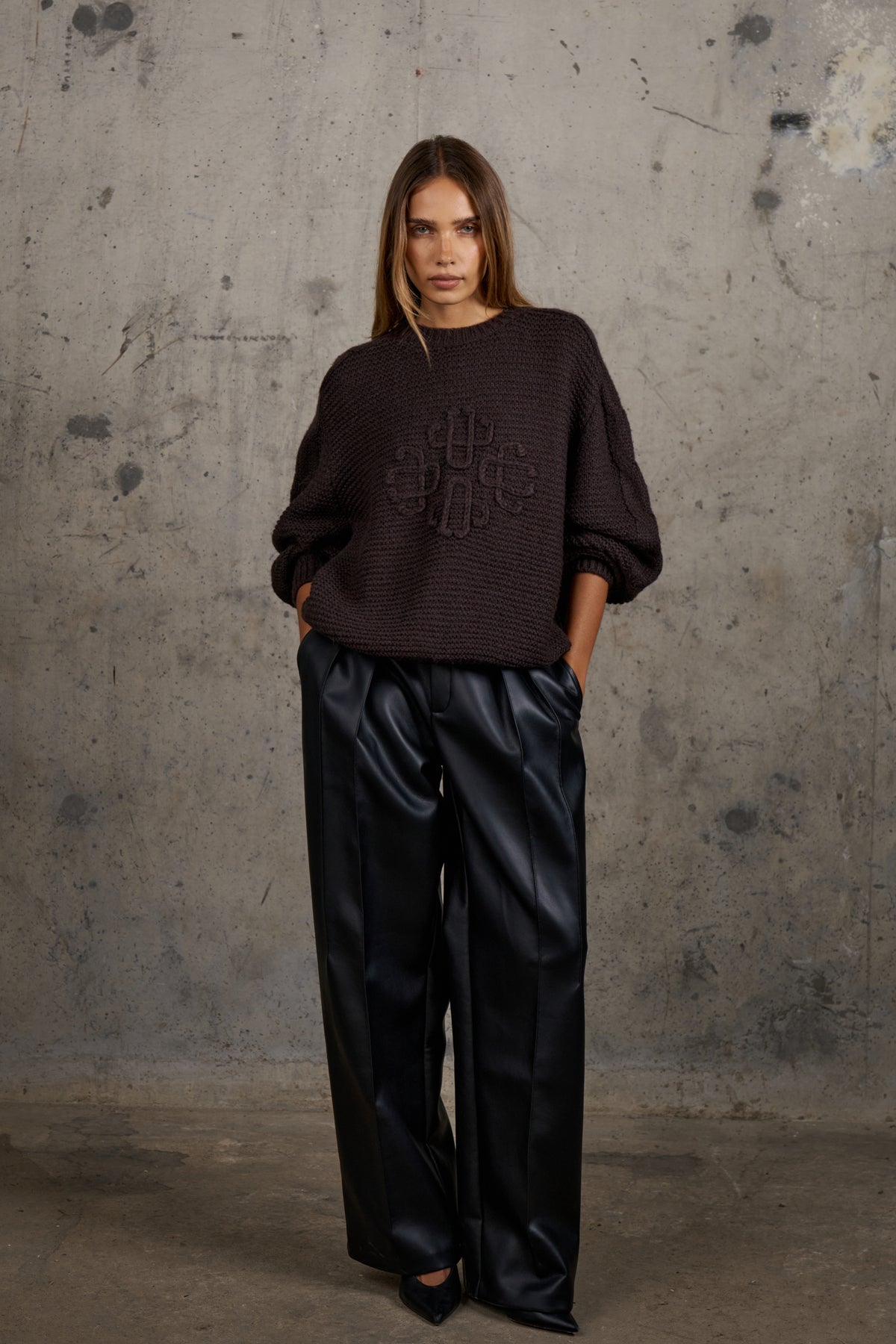 EMBLEM LOOSE KNIT OVERSIZED CREW - CHOCOLATE