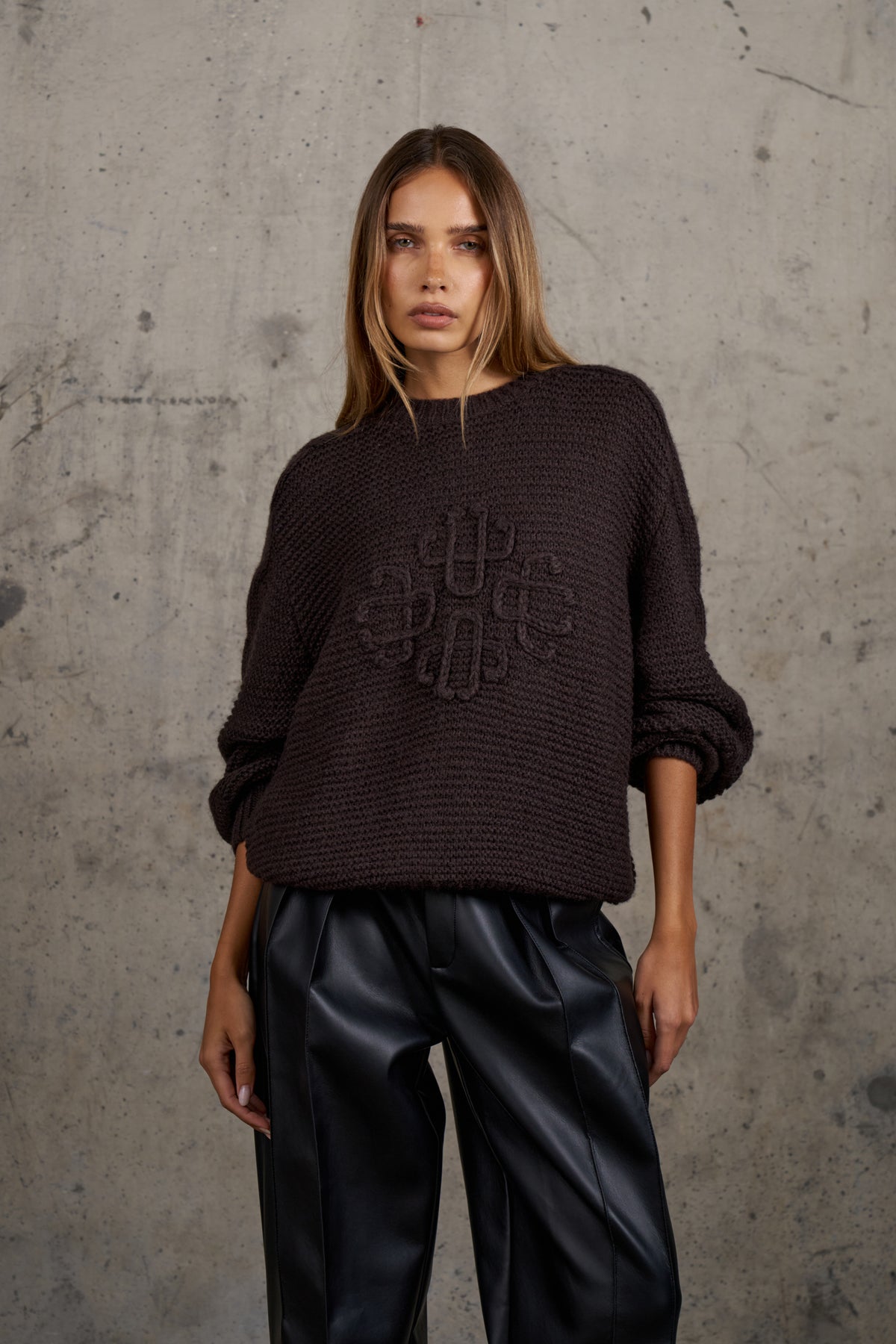 EMBLEM LOOSE KNIT OVERSIZED CREW - CHOCOLATE