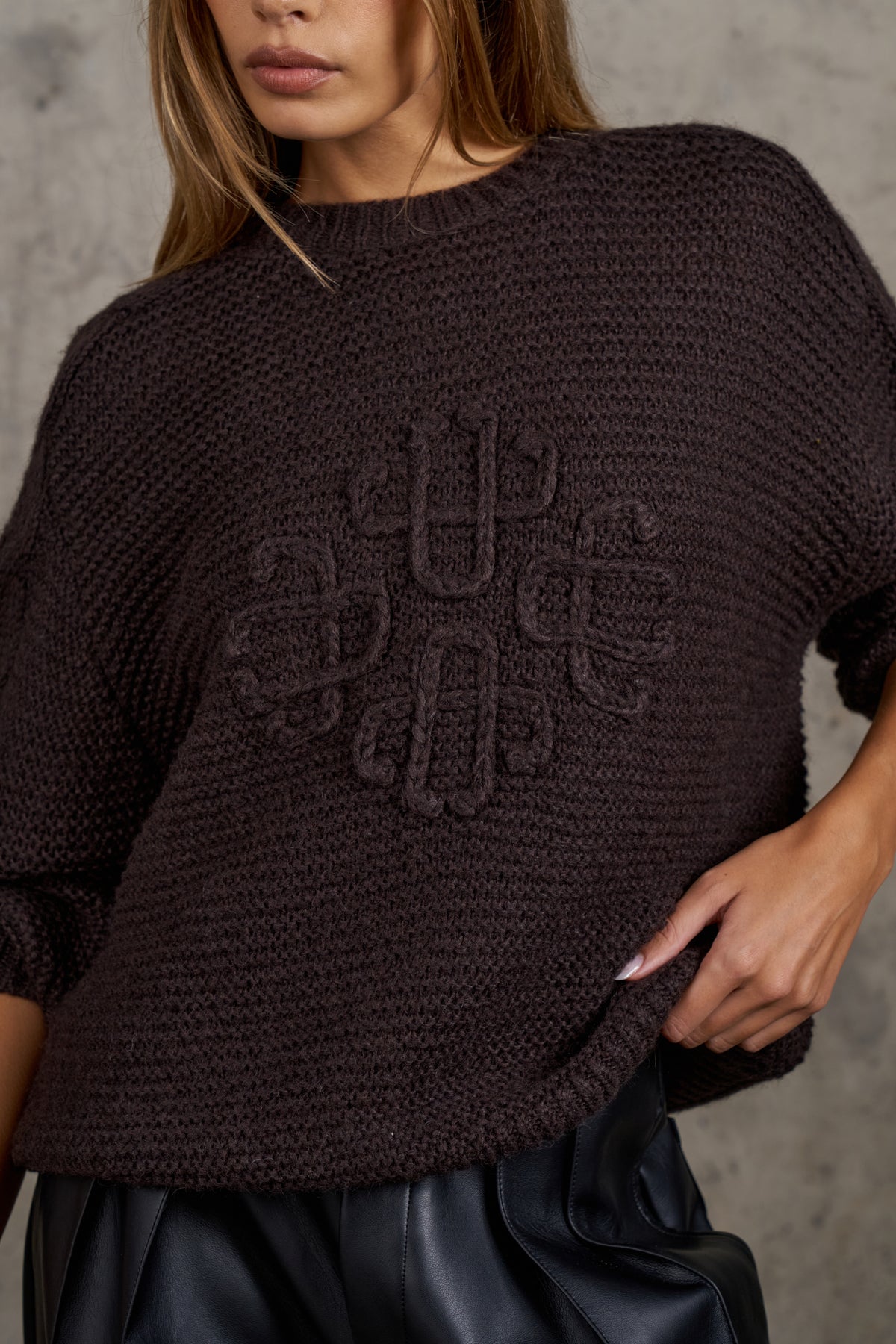 EMBLEM LOOSE KNIT OVERSIZED CREW - CHOCOLATE