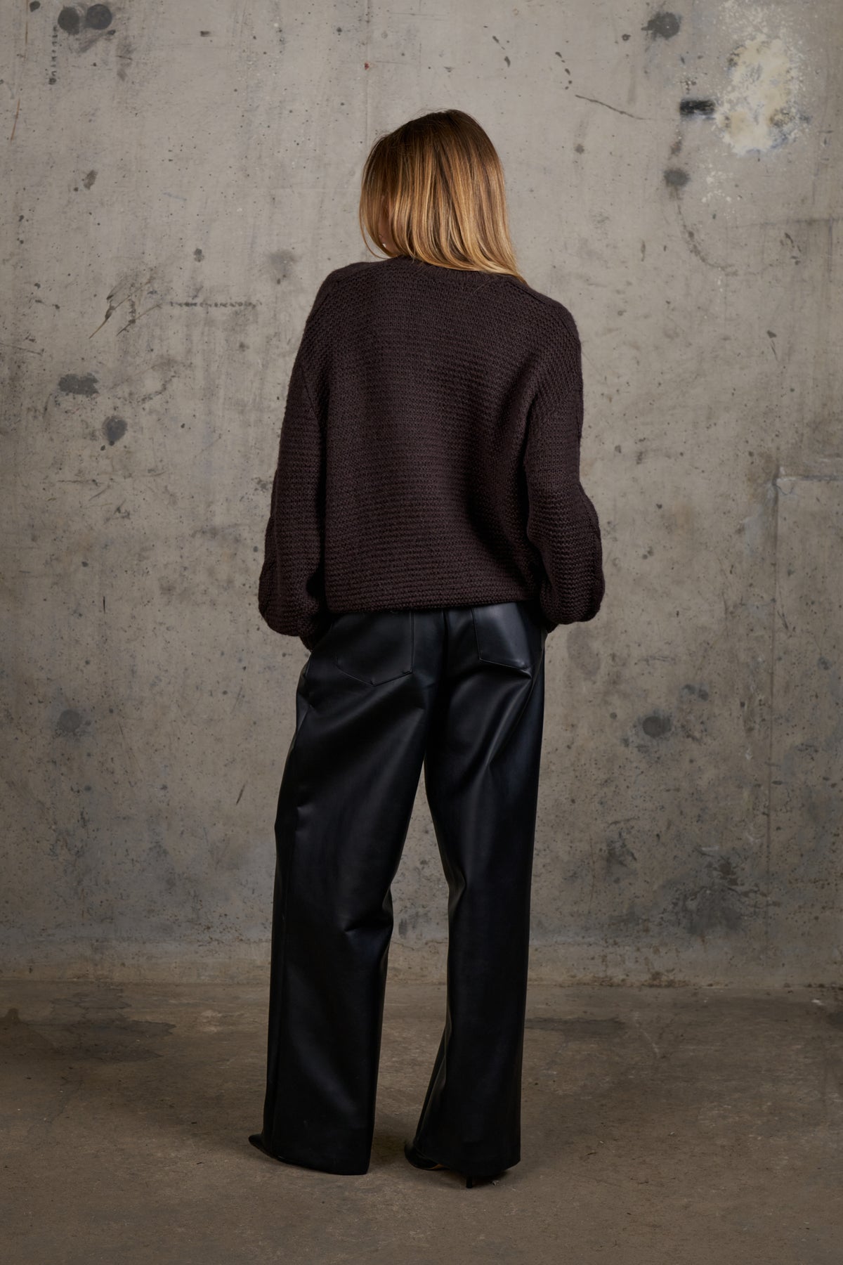 EMBLEM LOOSE KNIT OVERSIZED CREW - CHOCOLATE