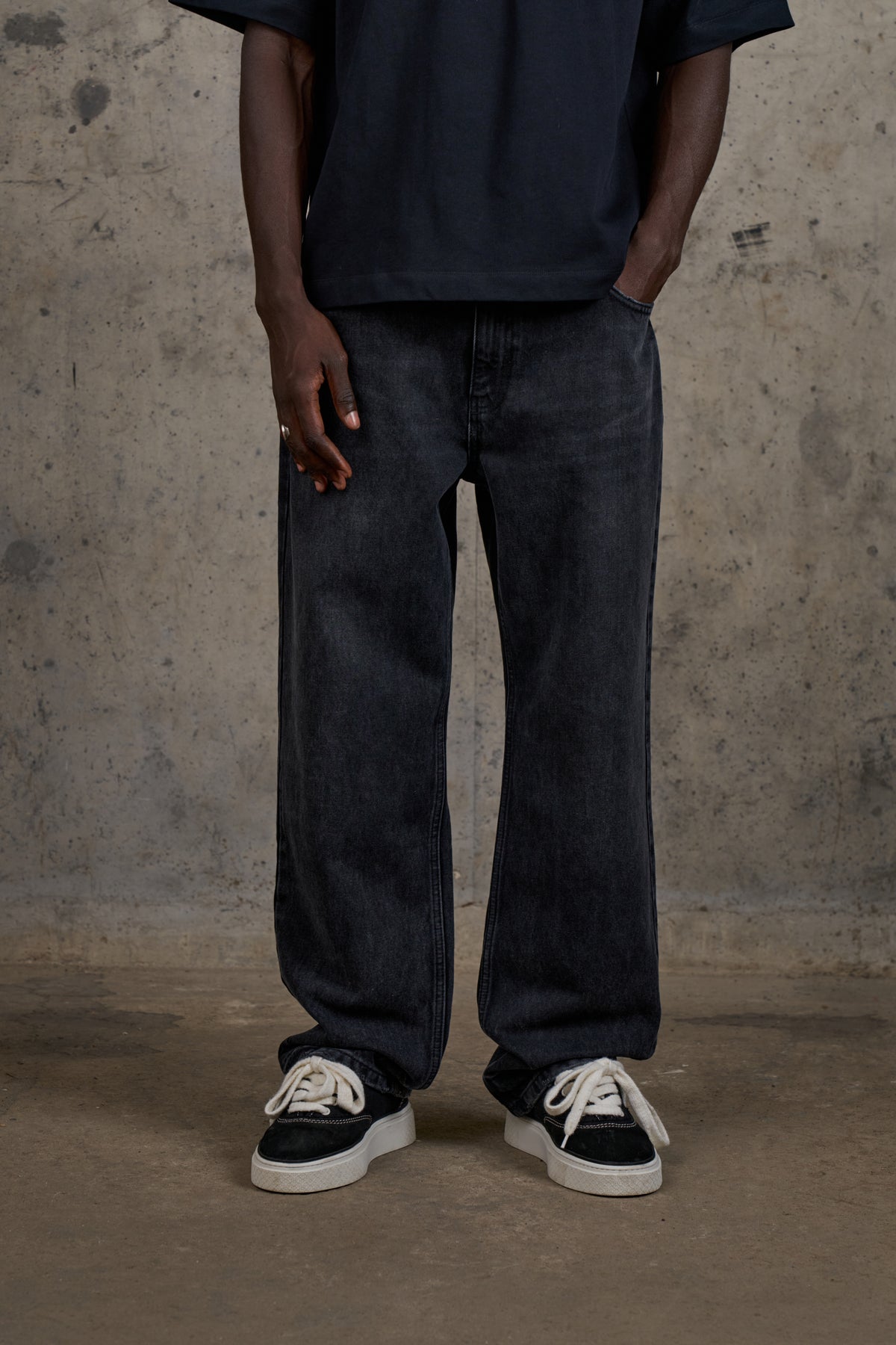 RELAXED STRAIGHT FIT JEAN - WASHED BLACK