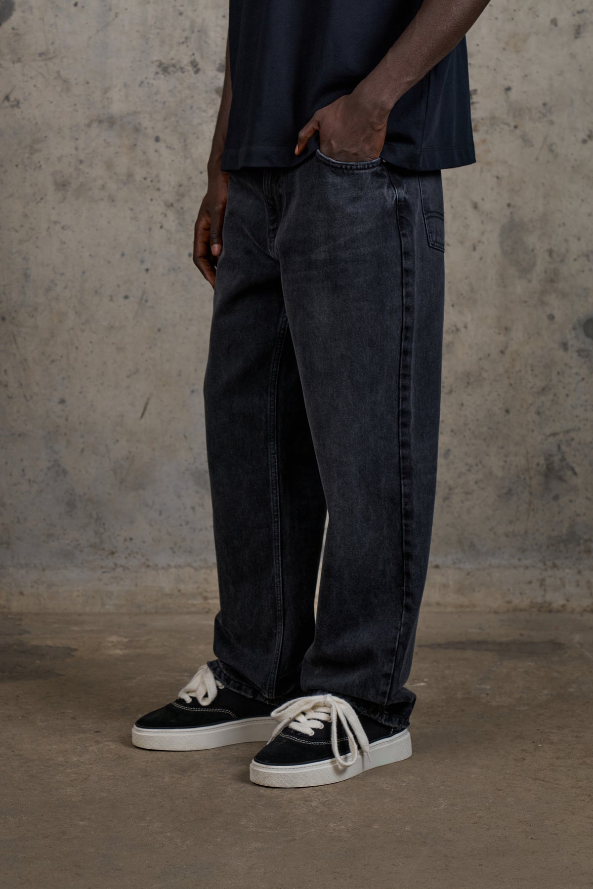 RELAXED STRAIGHT FIT JEAN - WASHED BLACK