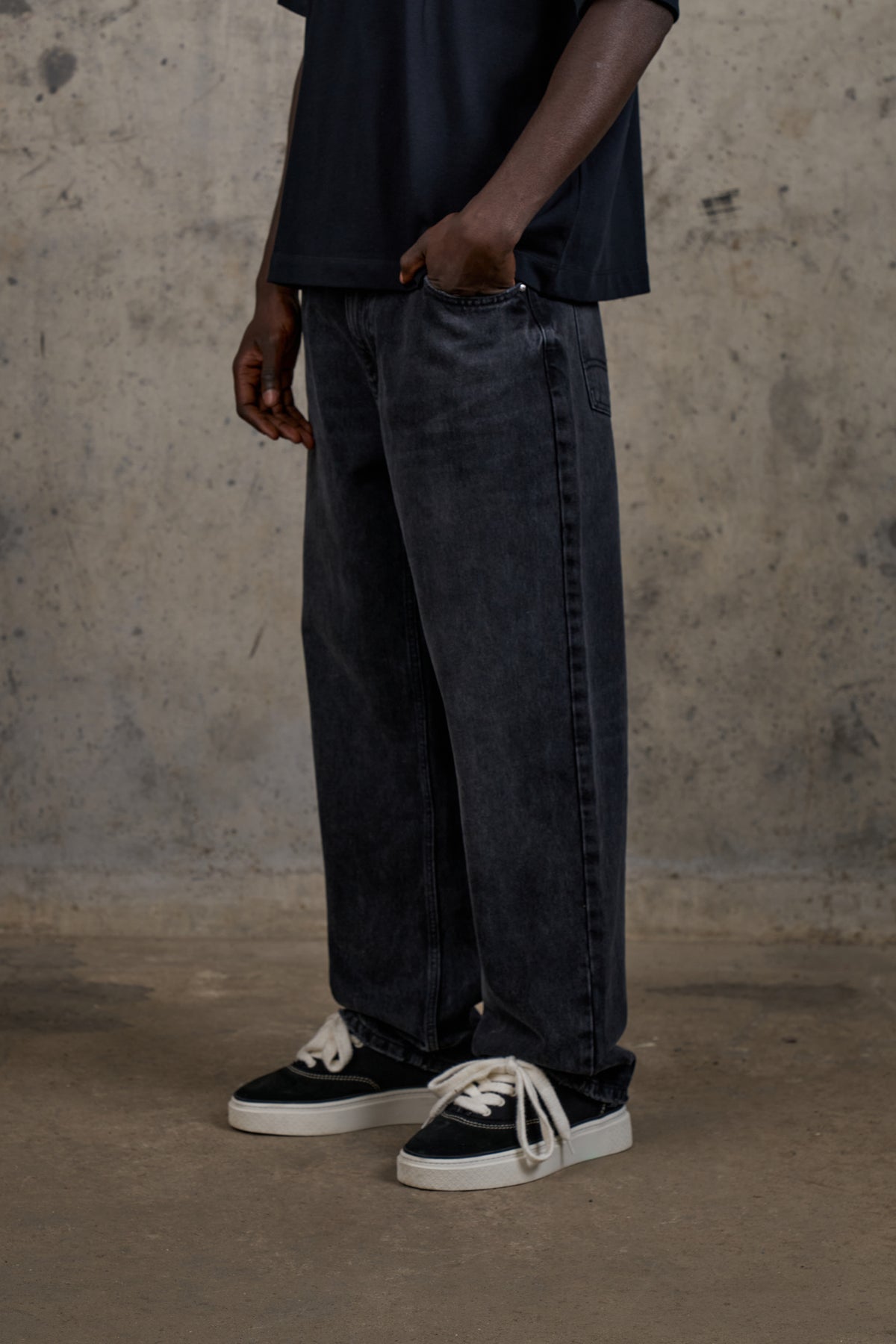 RELAXED STRAIGHT FIT JEAN - WASHED BLACK