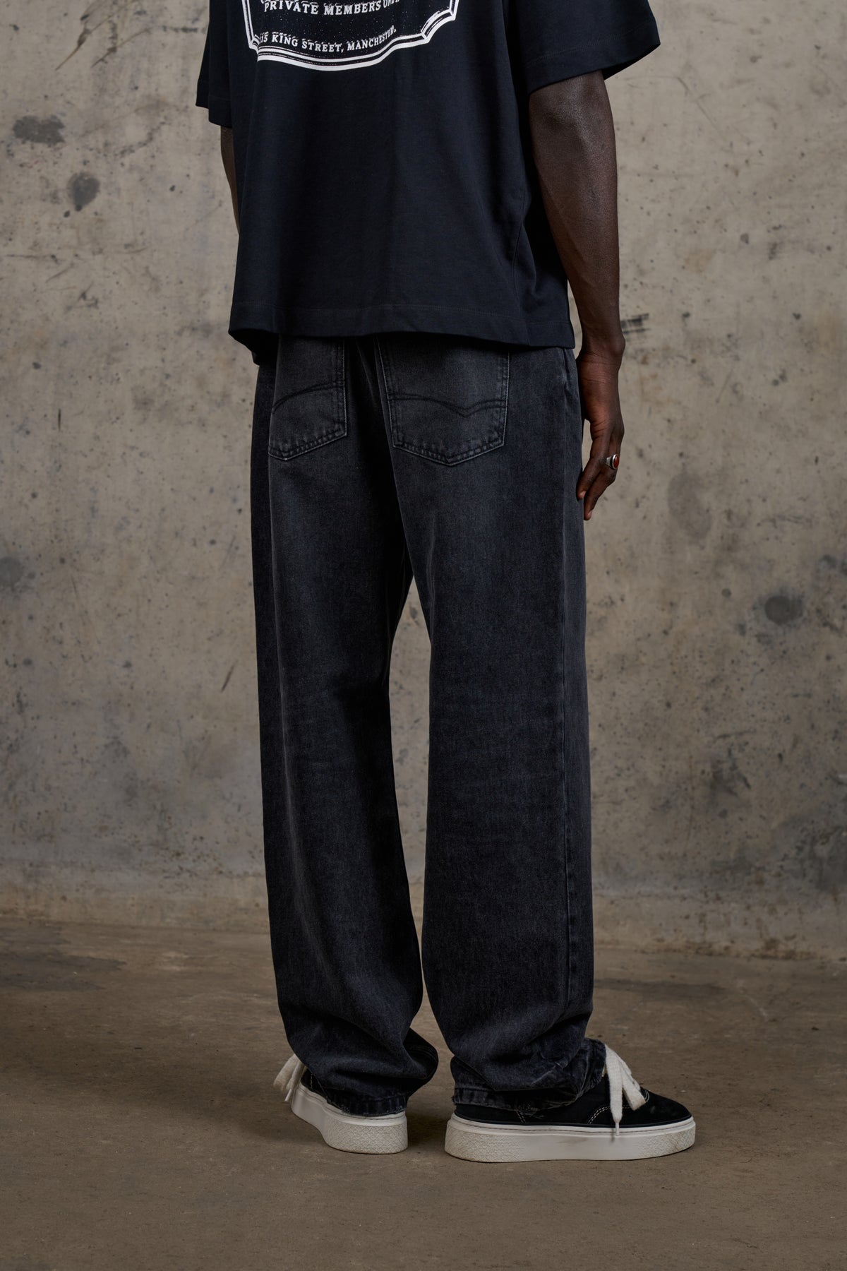 RELAXED STRAIGHT FIT JEAN - WASHED BLACK