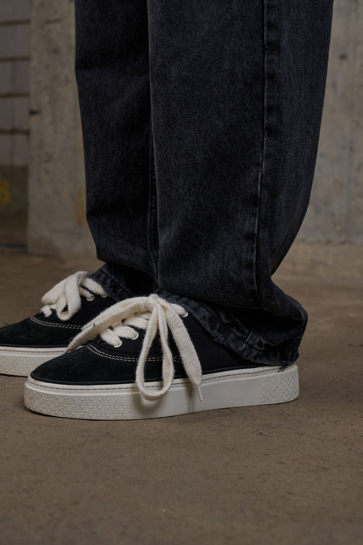 RELAXED STRAIGHT FIT JEAN - WASHED BLACK