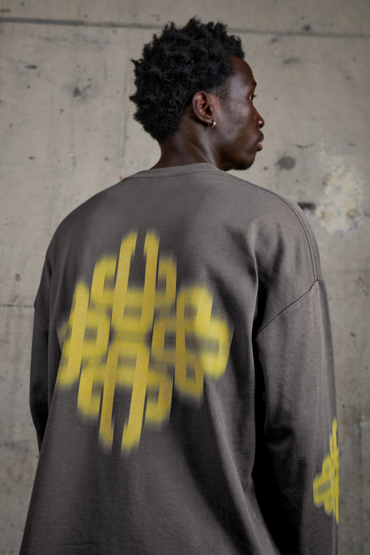 Motion Blurred Long Sleeve T-Shirt in Charcoal/Yellow – close-up of the blurred emblem graphic on the back