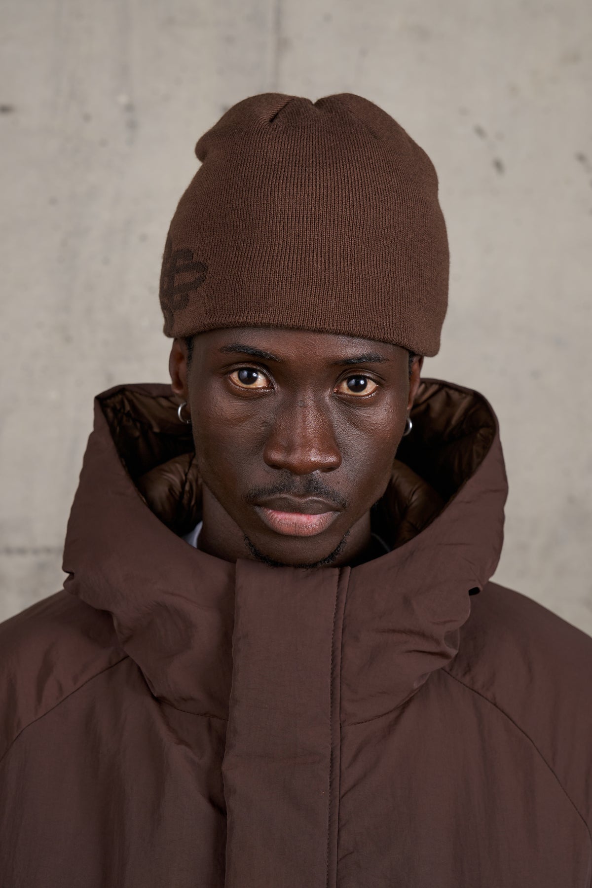TONAL INTARSIA EMBLEM BEANIE - BROWN