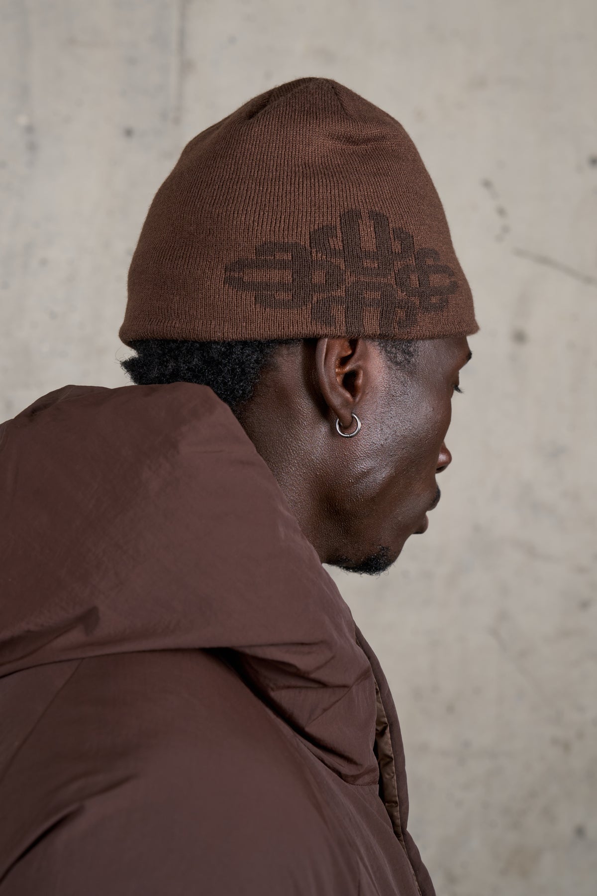TONAL INTARSIA EMBLEM BEANIE - BROWN