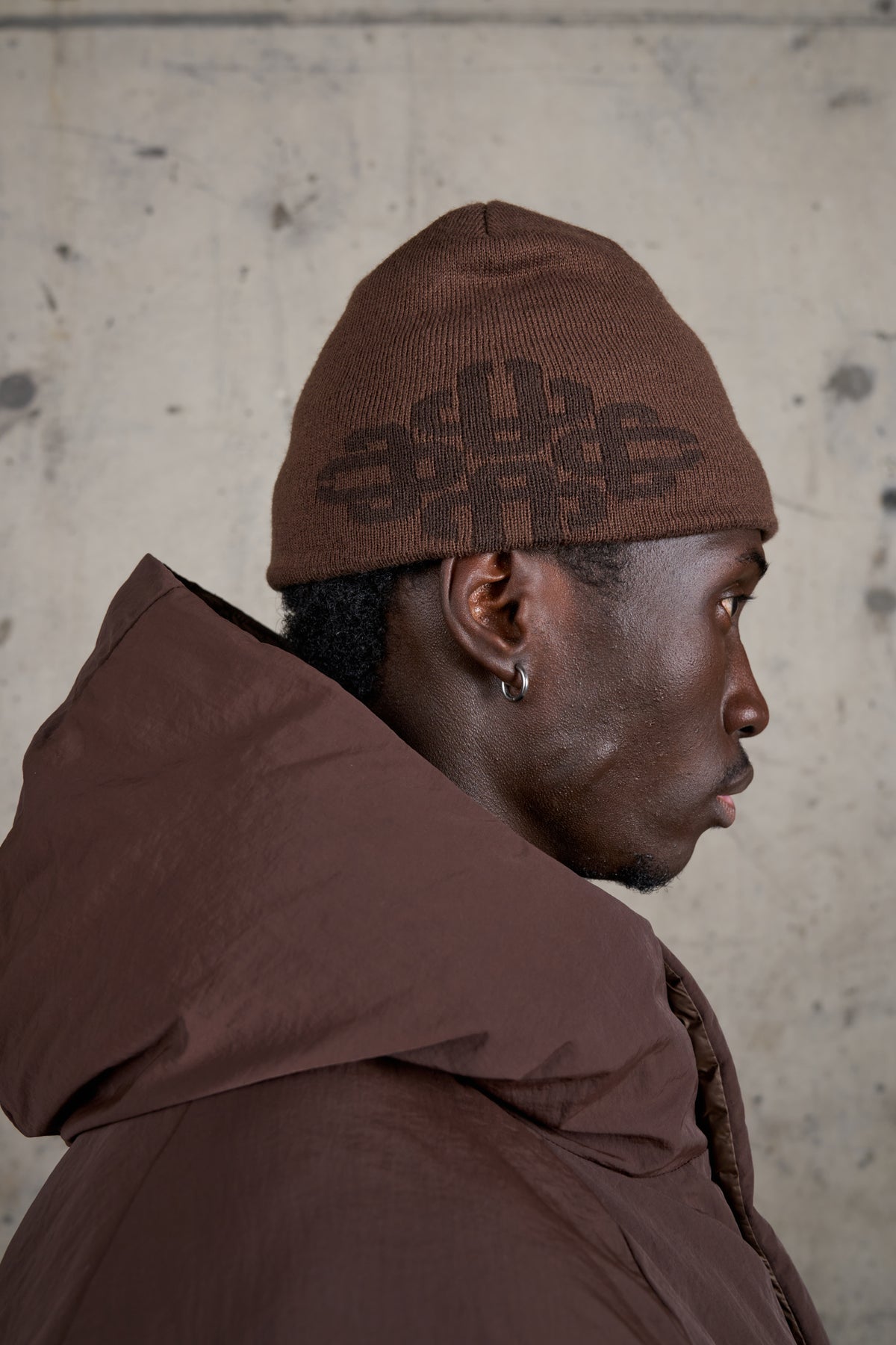 TONAL INTARSIA EMBLEM BEANIE - BROWN