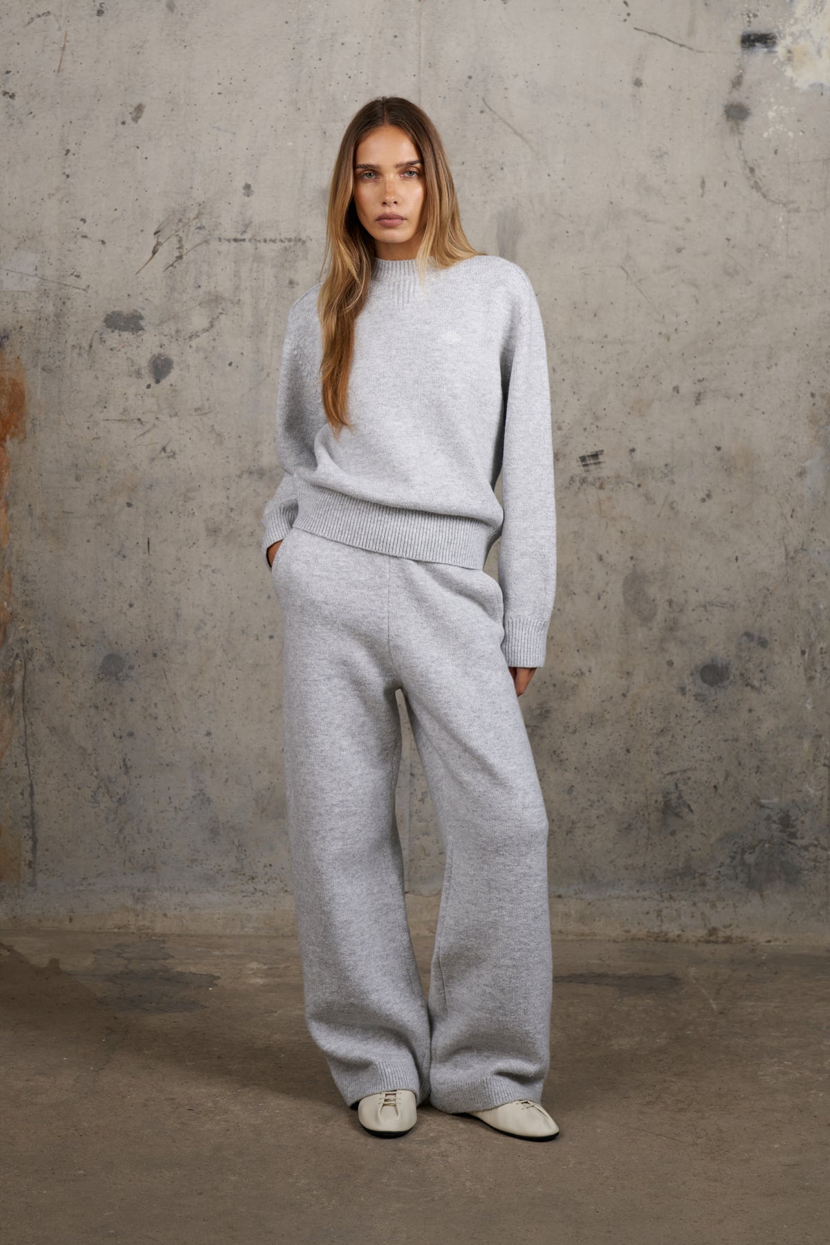 EMBLEM EMBROIDERED CREW - GREY
